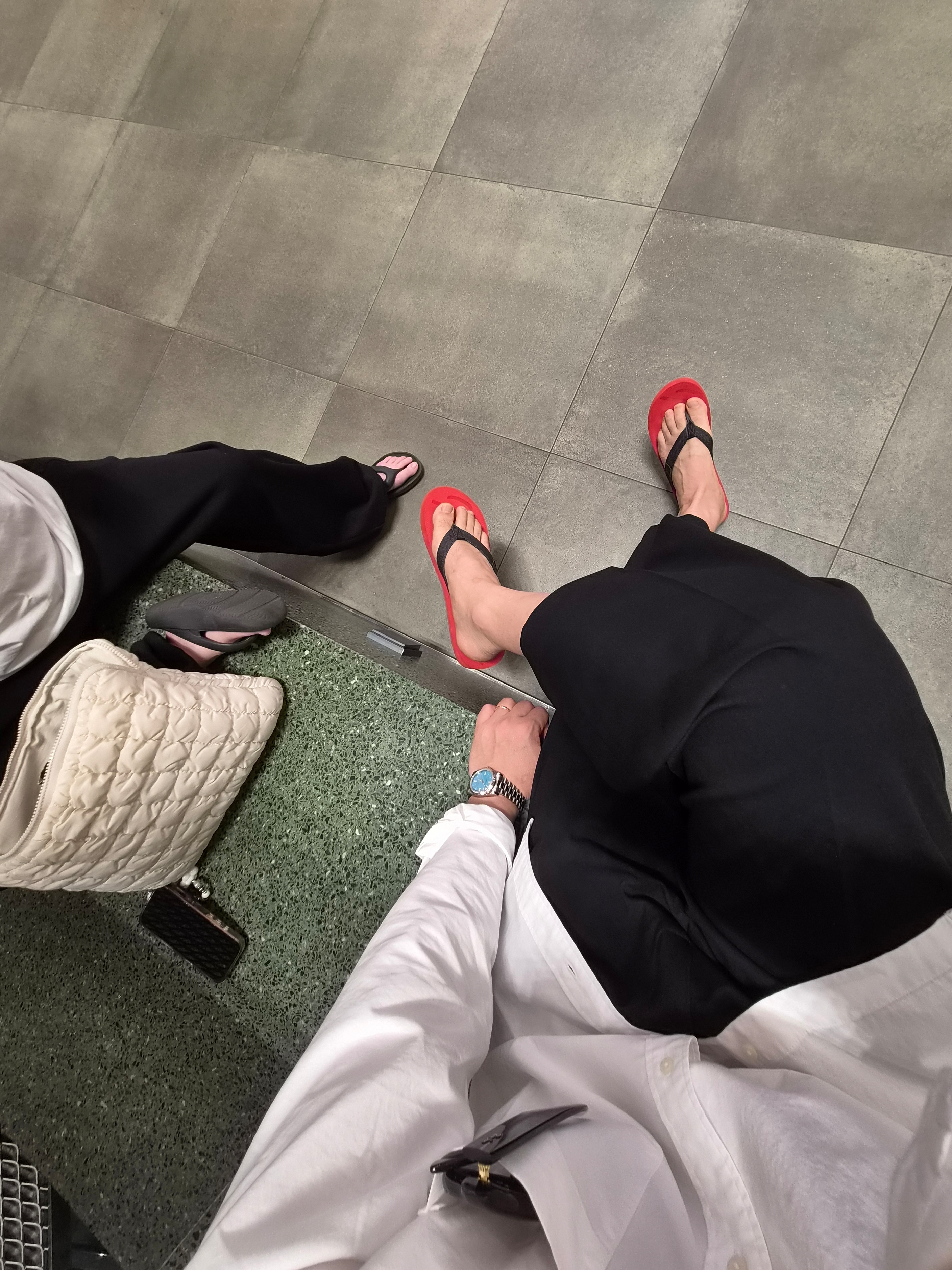 Matin Kim Matin Denim Loop Flip Flop In Red, New Balance x Taw&Toe Flip Flop Black 착용 스타일 - 2