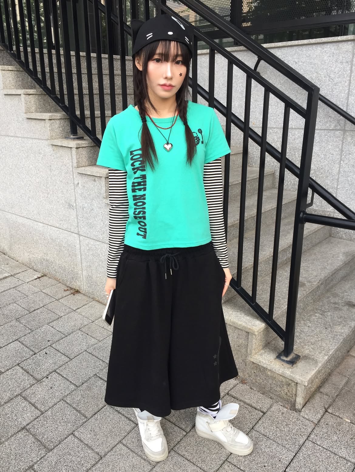 SLEEKGLOW Unlock Semi Crop T-Shirt Mint 착용 스타일 - 1