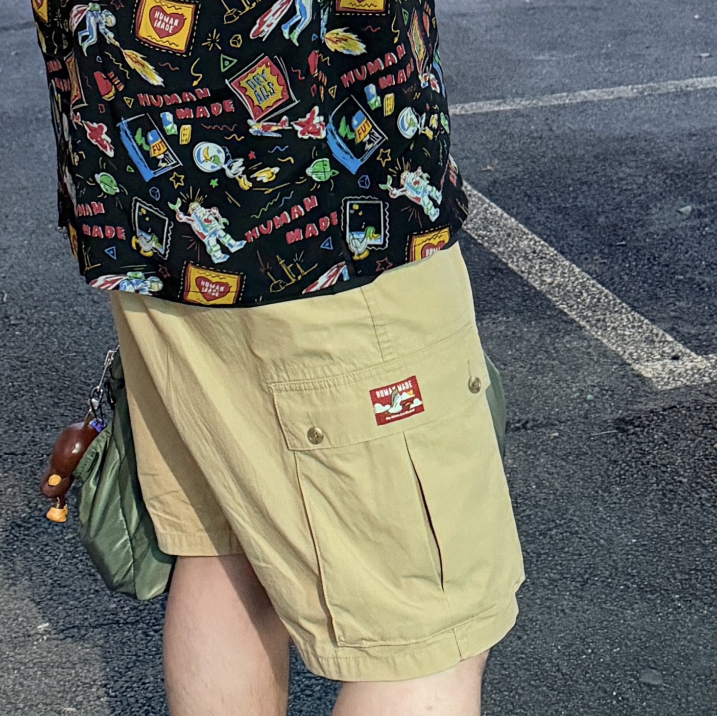 Human Made Aloha Shirt Black, Human Made Cargo Shorts Beige 착용 스타일 - 3