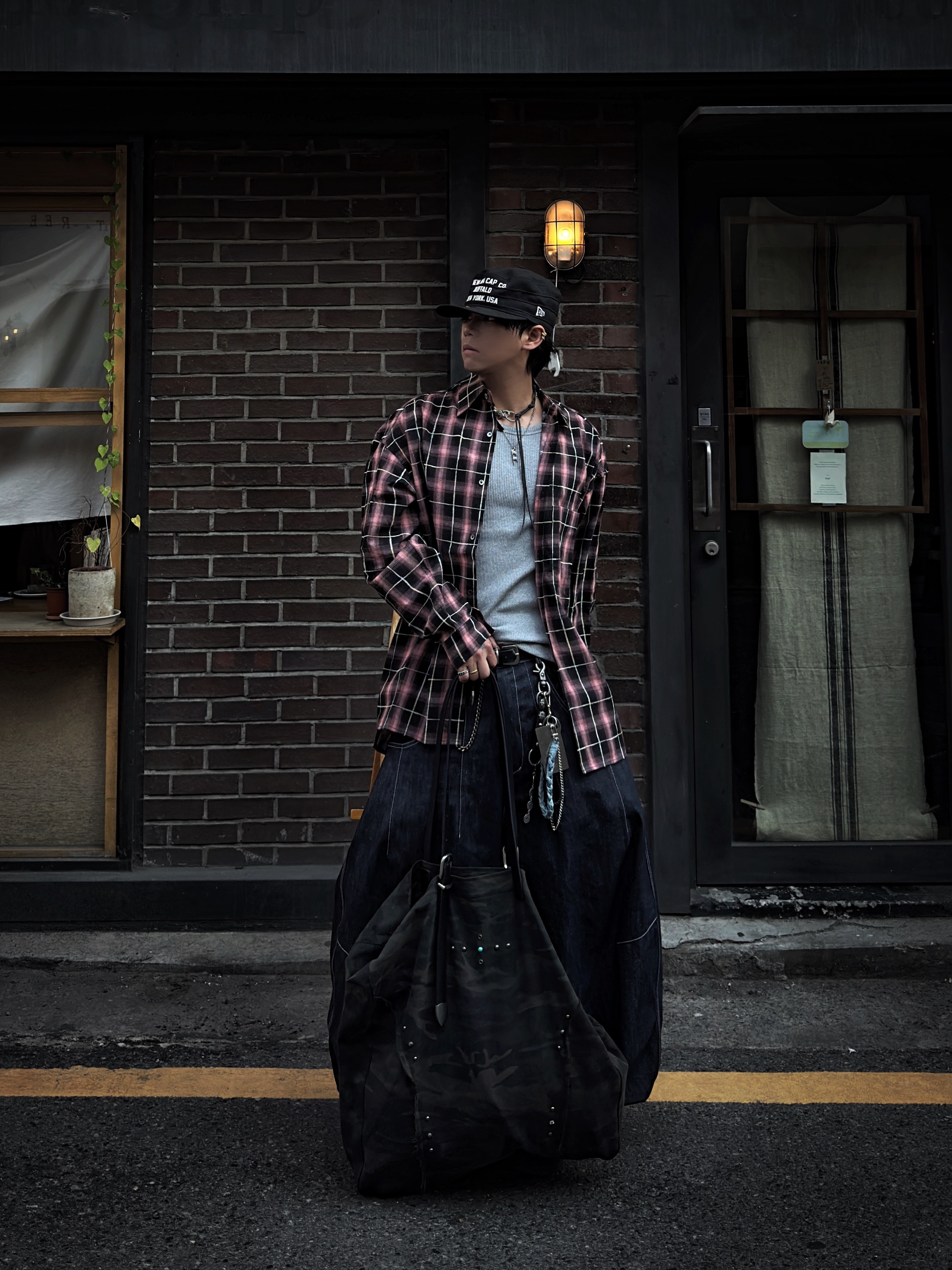 New Era Pre-Curved Pillbox Fitted Cap Black, Our Legacy Ladon Leather Keychain Black 착용 스타일 - 1