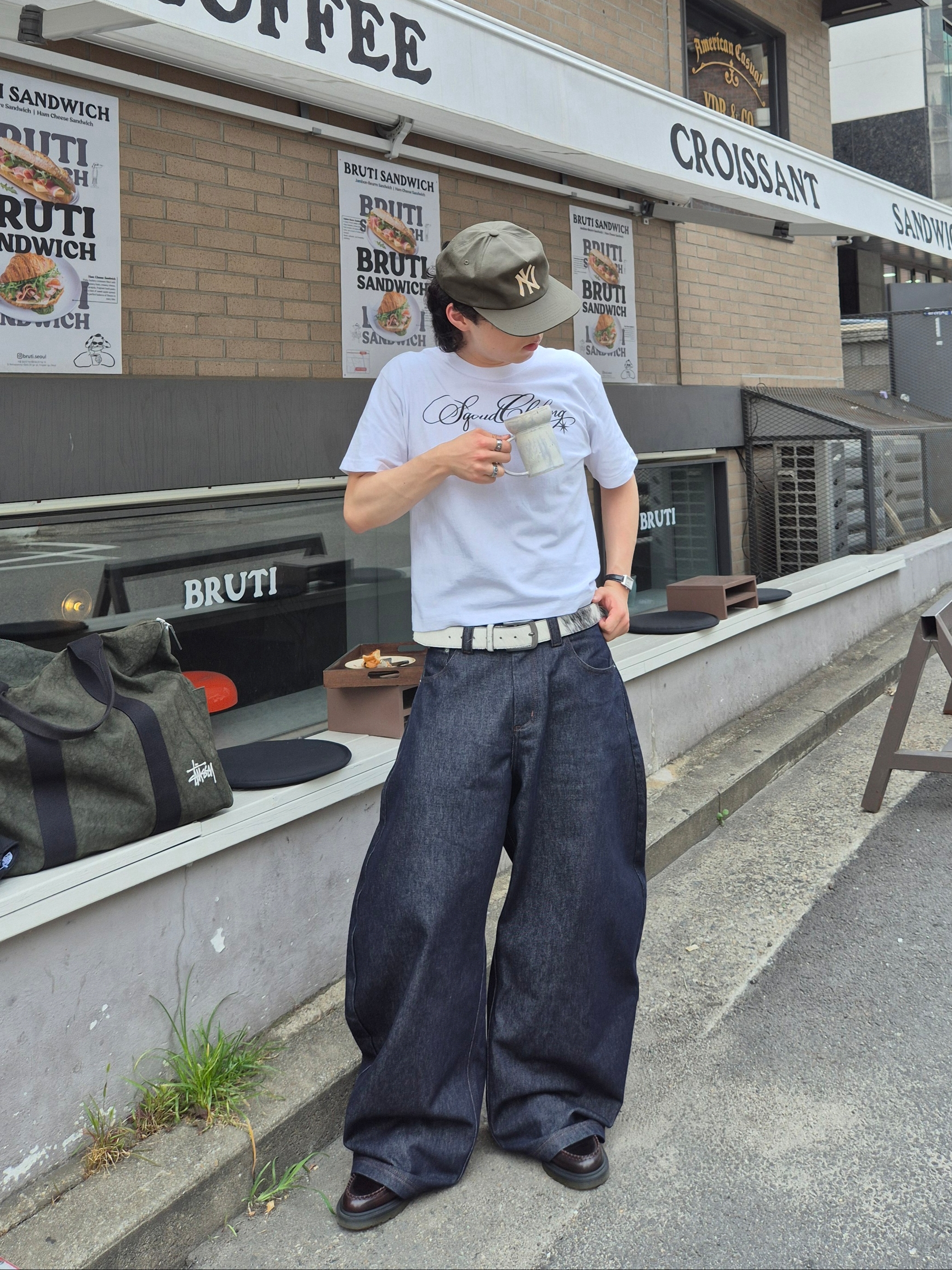 Dr. Martens Adrian Arcadia Leather Loafers Cherry Red, Stussy Canvas Flight Bag Washed Black 착용 스타일 - 2