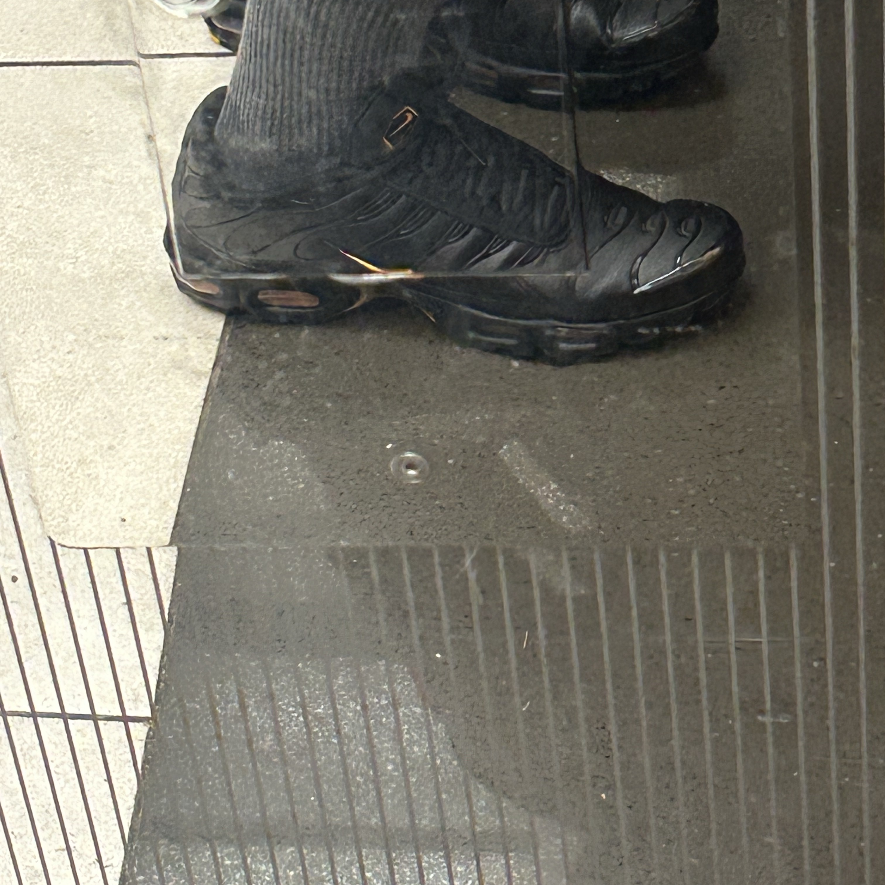 Nike Air Max Plus Premium Black Metallic Rose Gold 착용 스타일 - 2