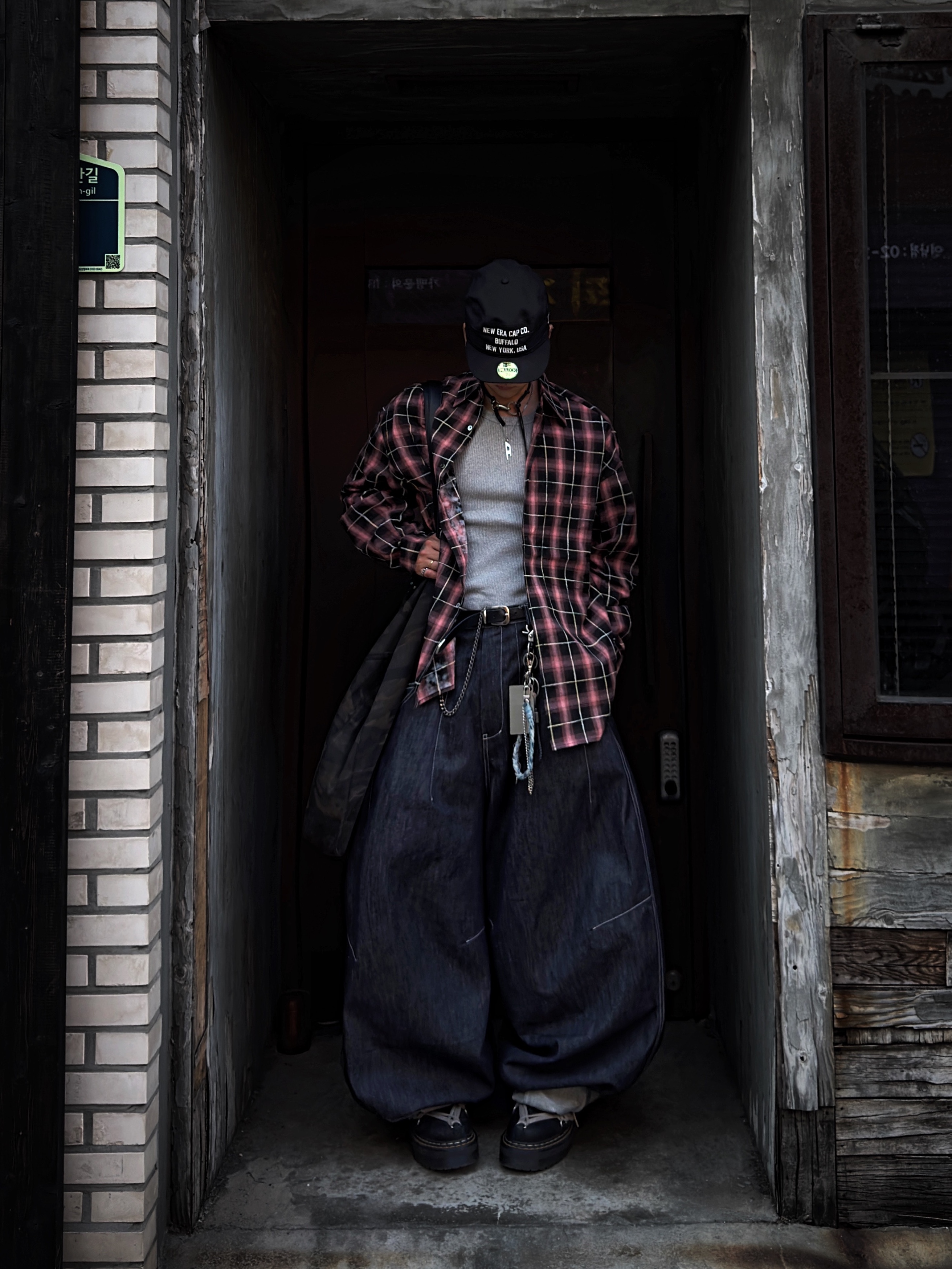 New Era Pre-Curved Pillbox Fitted Cap Black, Our Legacy Ladon Leather Keychain Black 착용 스타일 - 2