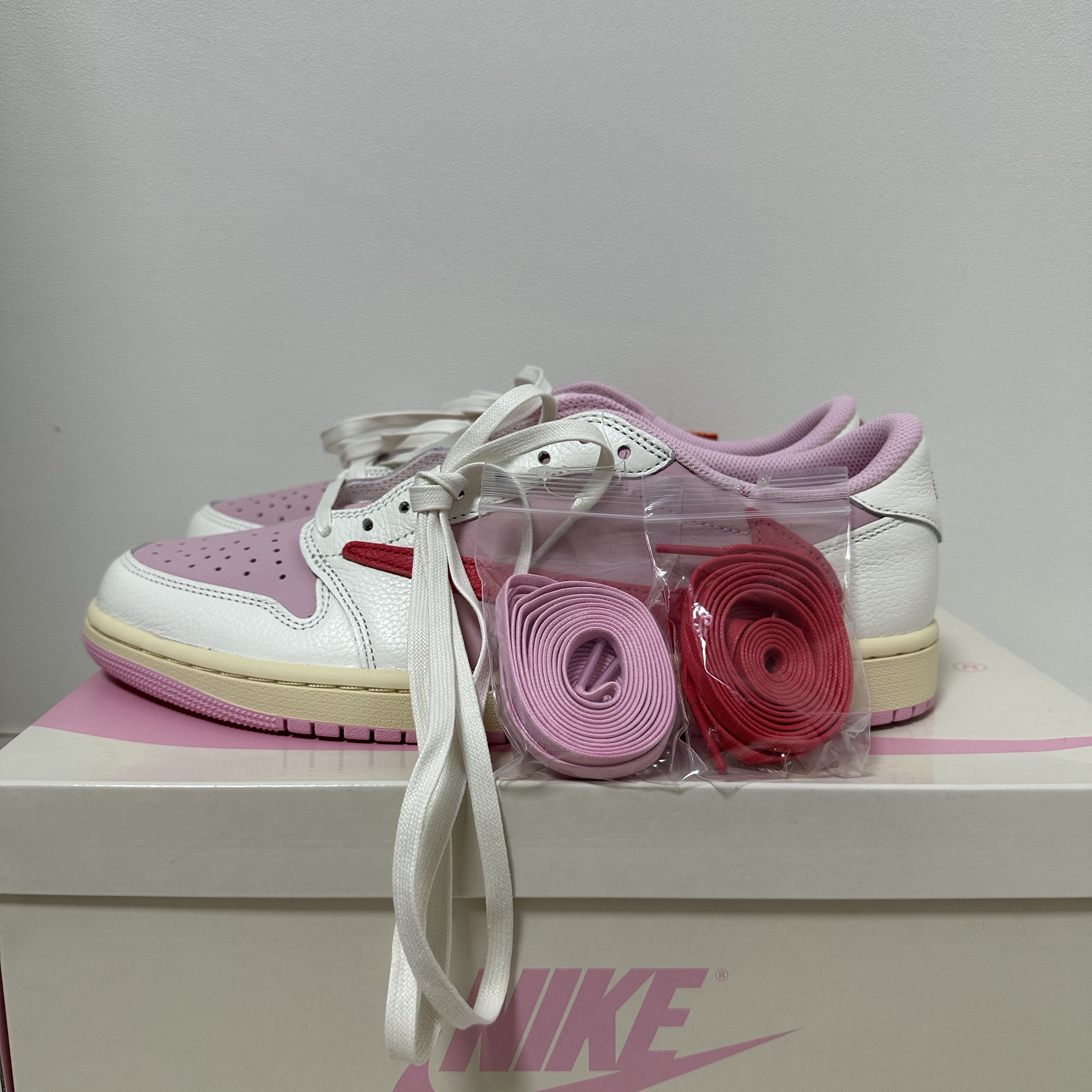 Jordan 1 x Travis Scott Retro Low OG SP Sail Tropical Pink 착용 스타일 - 7