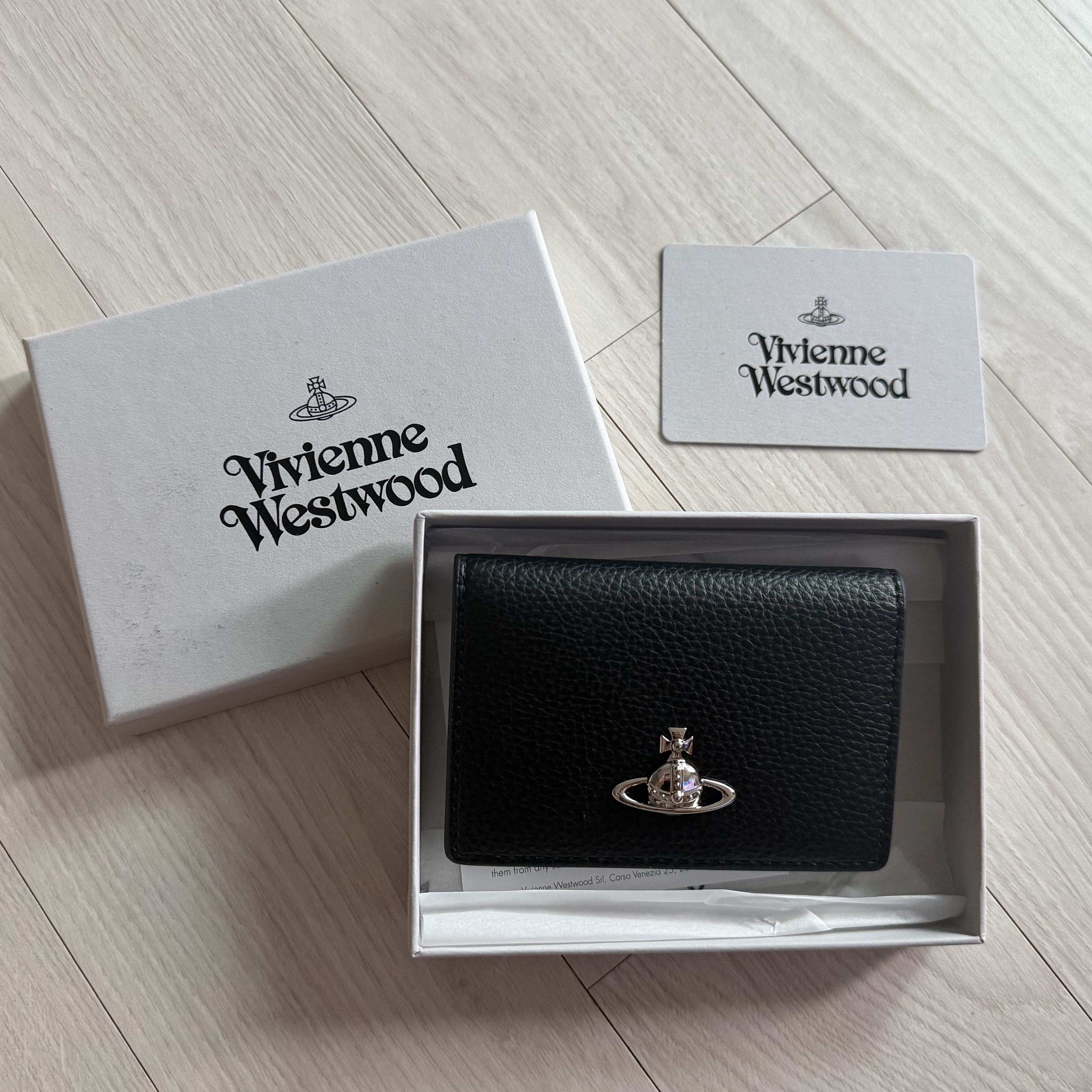Vivienne Westwood Orb Grain Flap Card Holder Black 착용 스타일