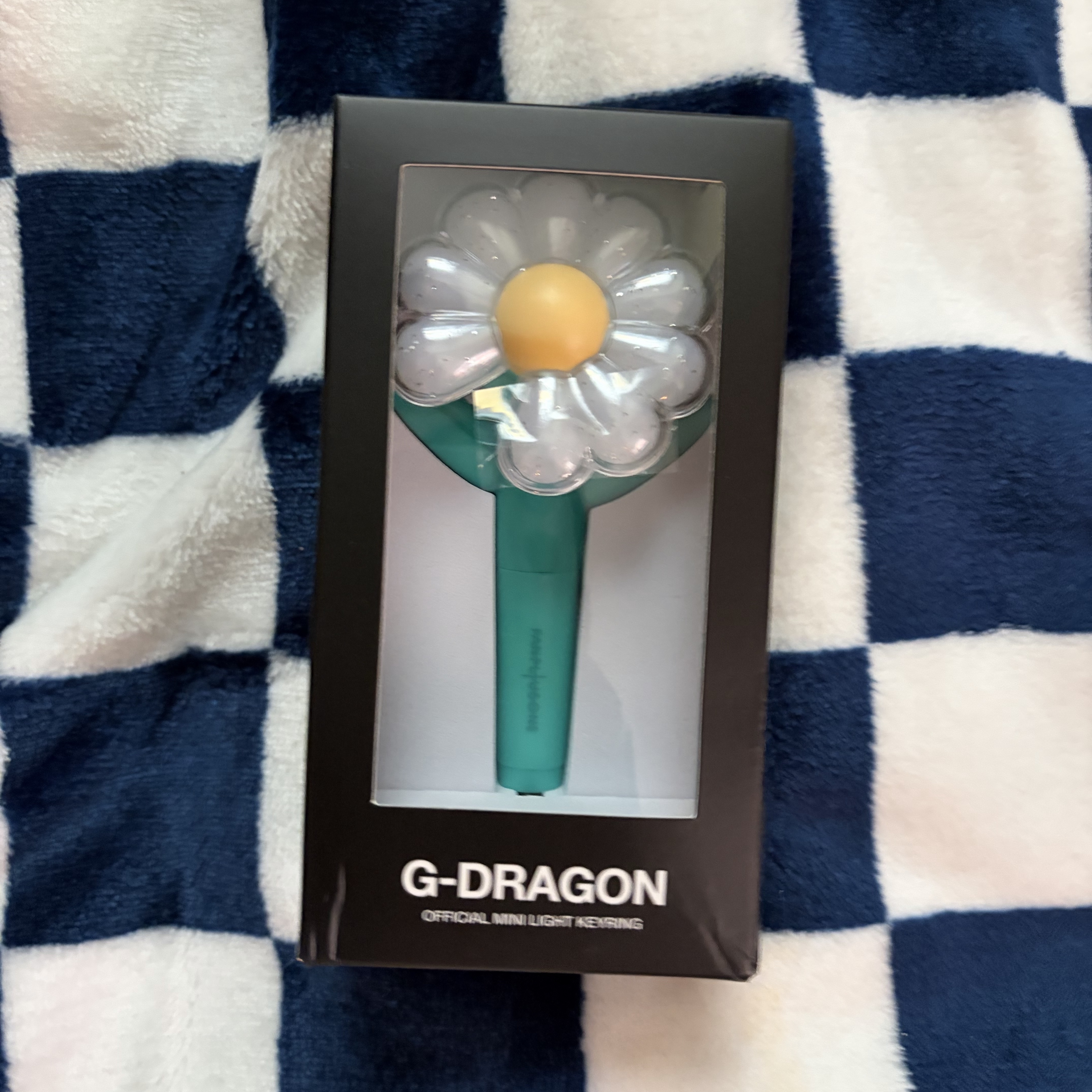 G-DRAGON Ubermensch Official Mini Light Keyring Mint 착용 스타일