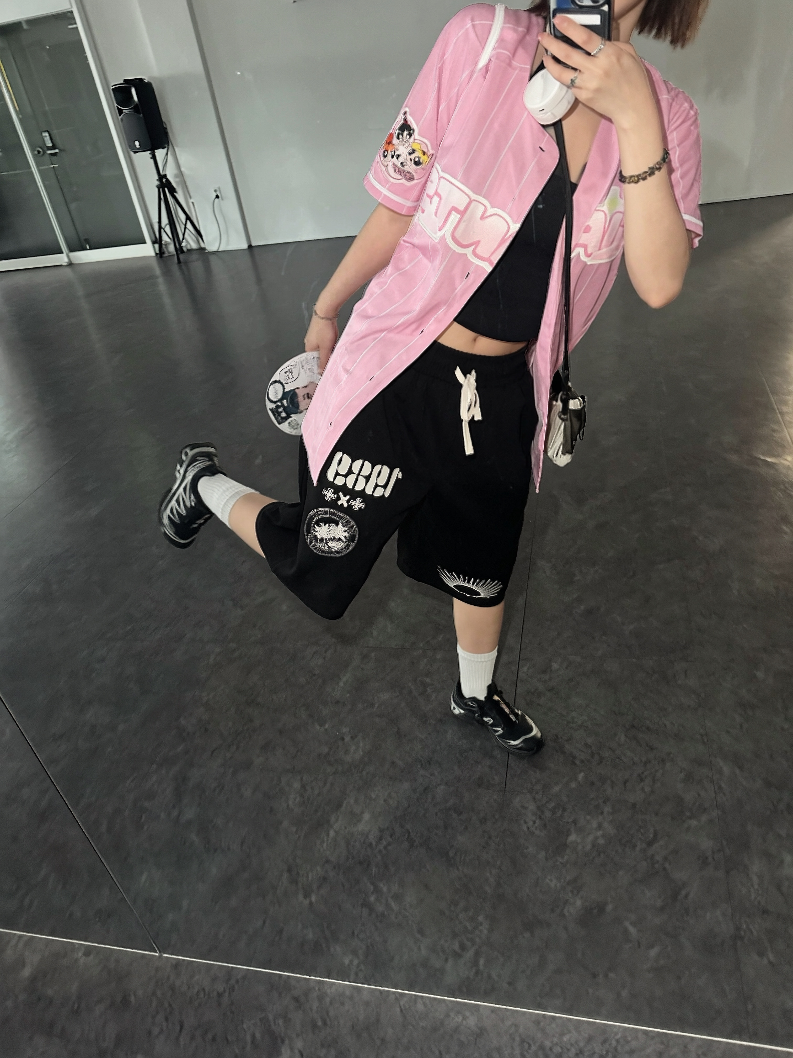 [KREAM 단독] Knitted 1989 Sunrise Graphic Bermuda Half Pants Black, Lotte Giants x Powerpuff Girls Uniform Pink (Non Marking Ver.) 착용 스타일 - 6