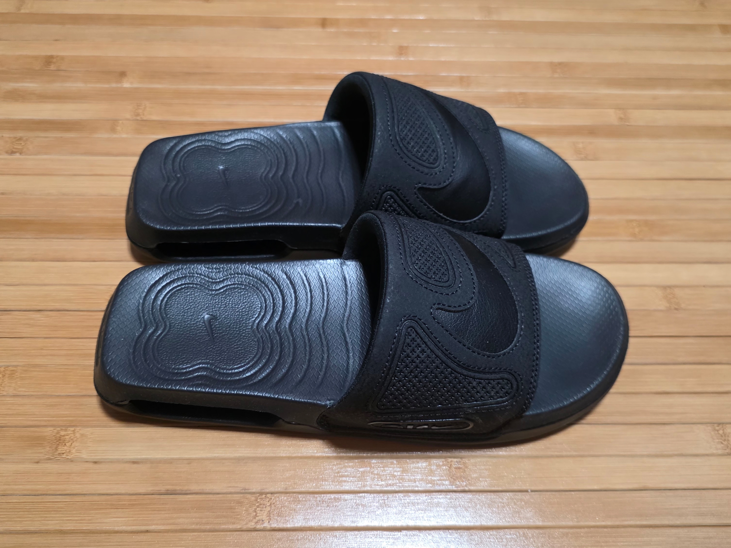 Nike Air Max Cirro Slide Triple Black 착용 스타일
