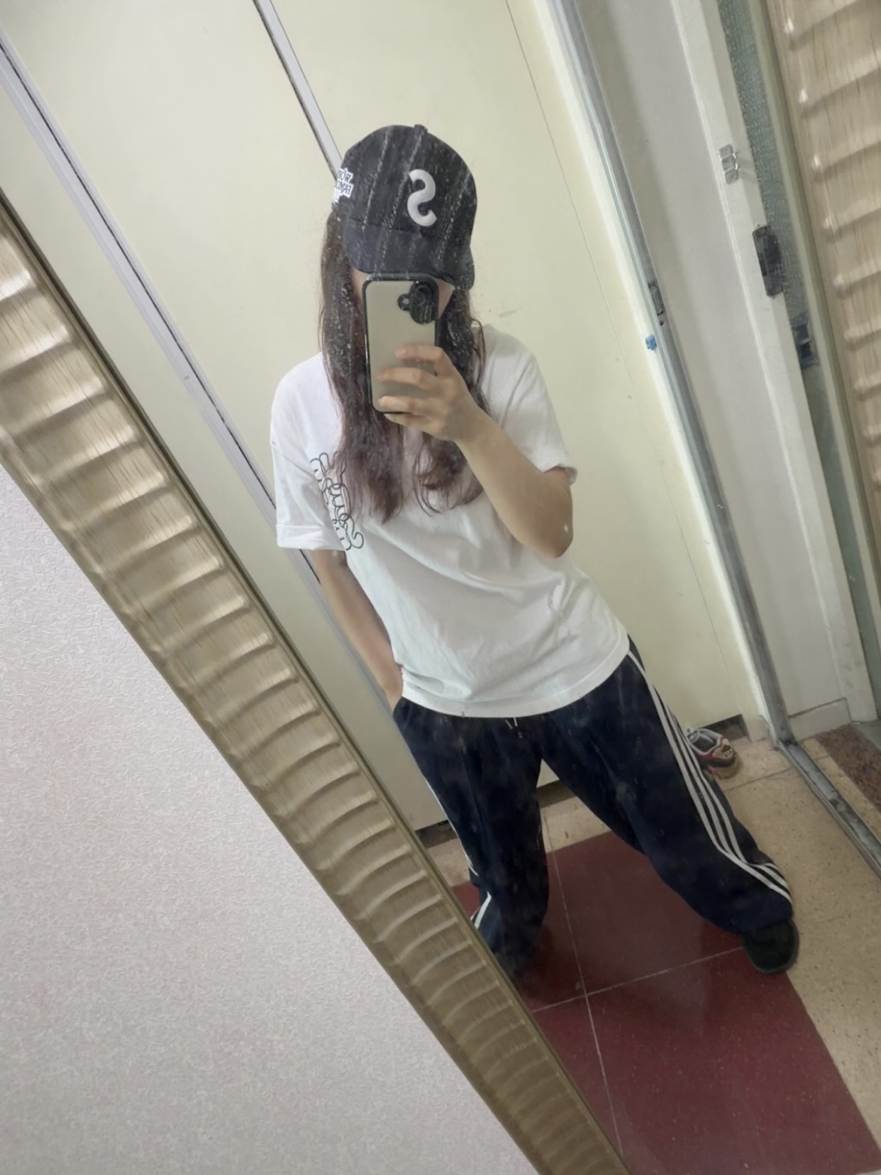 Wooyoungmi Embroidered Ball Cap Black, Gymshark Onyx 5.0 Tank Black Onyx Grey 착용 스타일 - 3