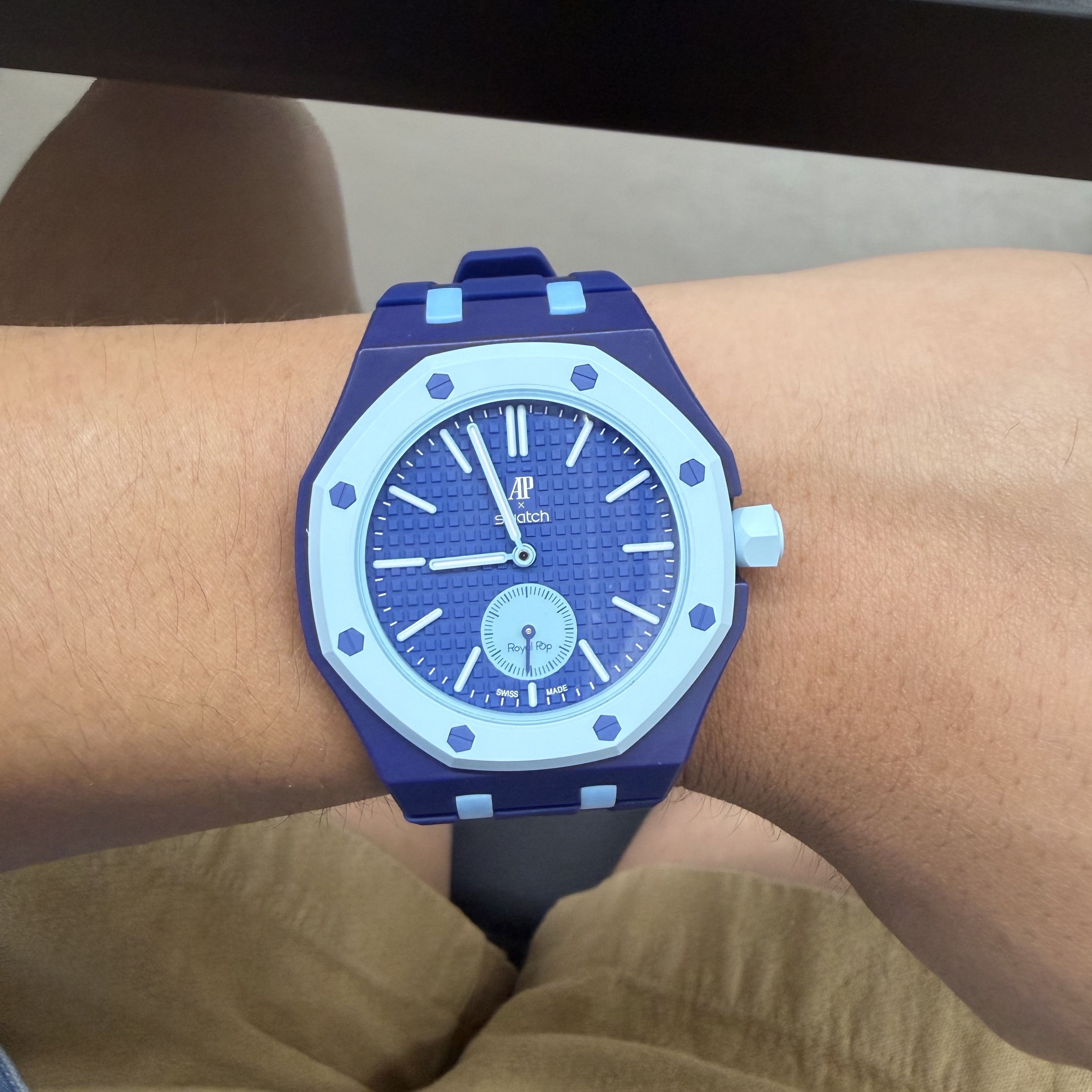 Swatch x Audemars Piguet Bioceramic Royal Pop Làn Ba 착용 스타일 - 2