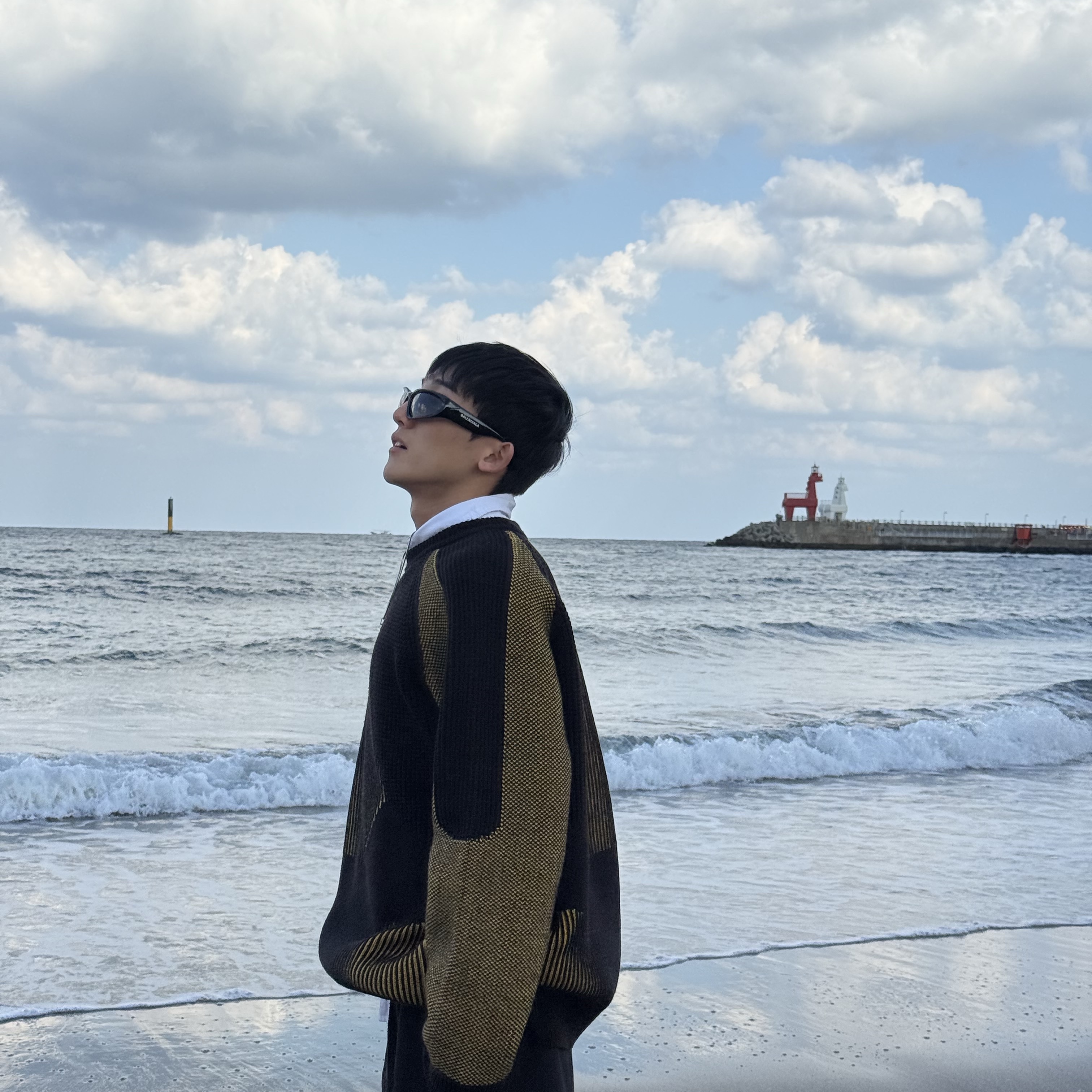 Balenciaga Swift Oval Sunglasses Black 착용 스타일