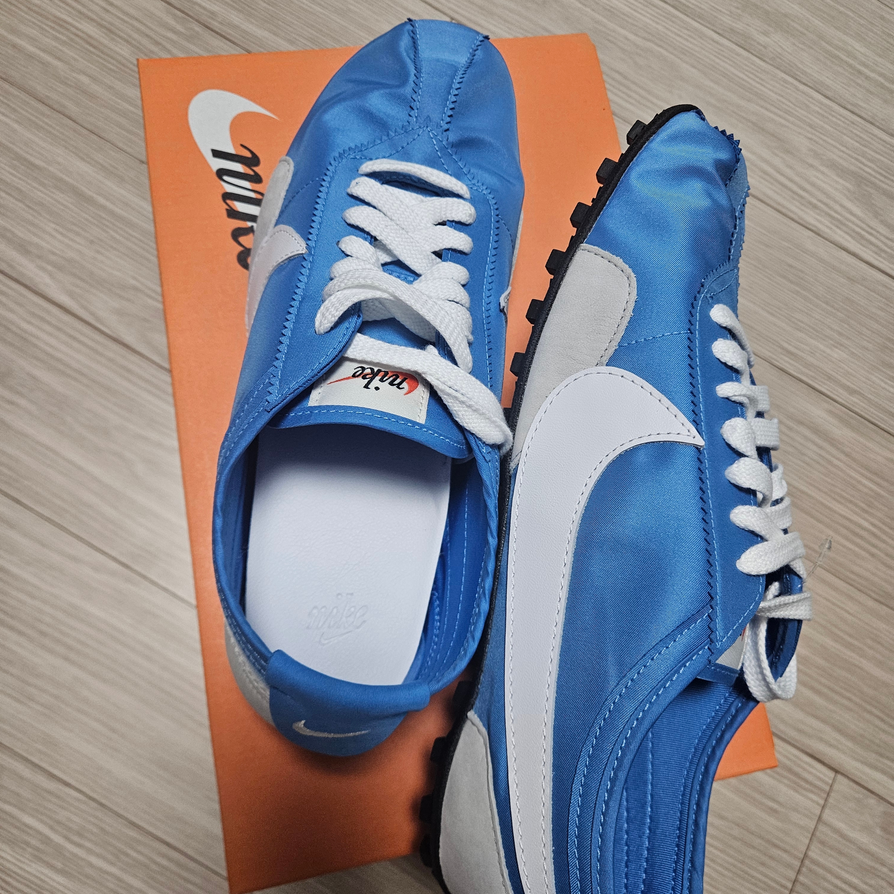 (W) Nike Moon Shoe Italy Blue and Neutral Grey 착용 스타일 - 2