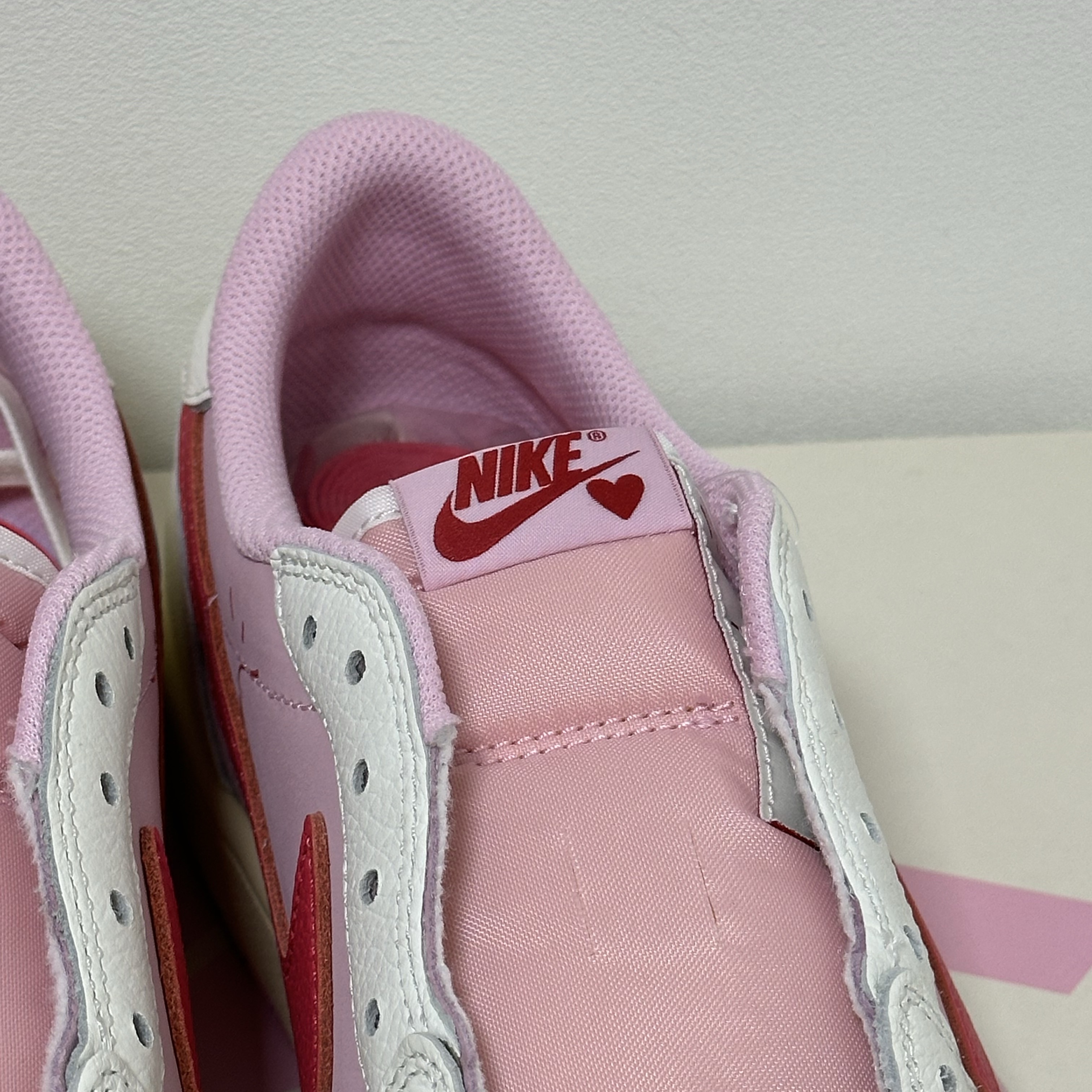 Jordan 1 x Travis Scott Retro Low OG SP Sail Tropical Pink 착용 스타일 - 6
