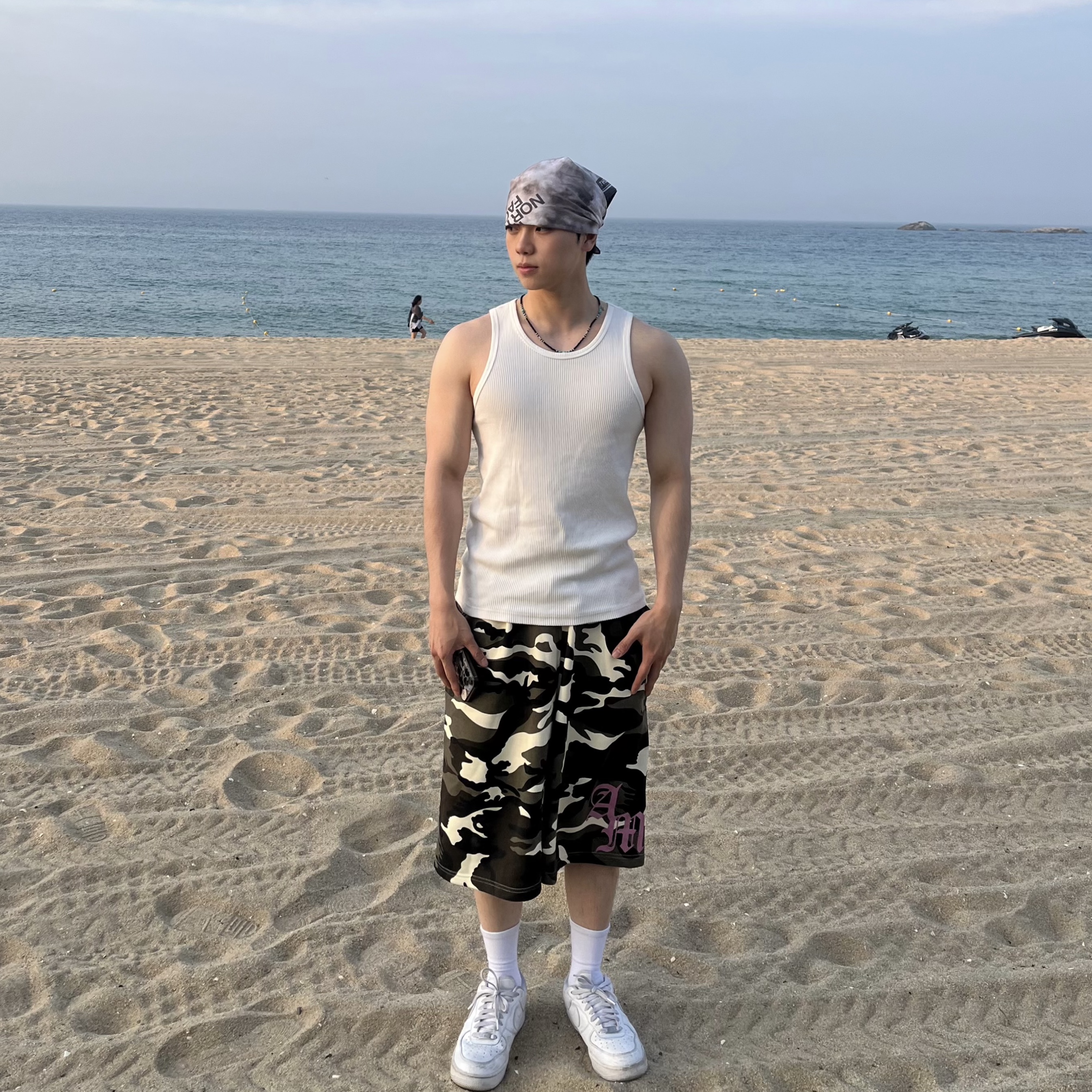 AMOU Camo One Tuck Bermuda Pants Charcoal, AMOU Camo One Tuck Bermuda Pants Beige 착용 스타일 - 1
