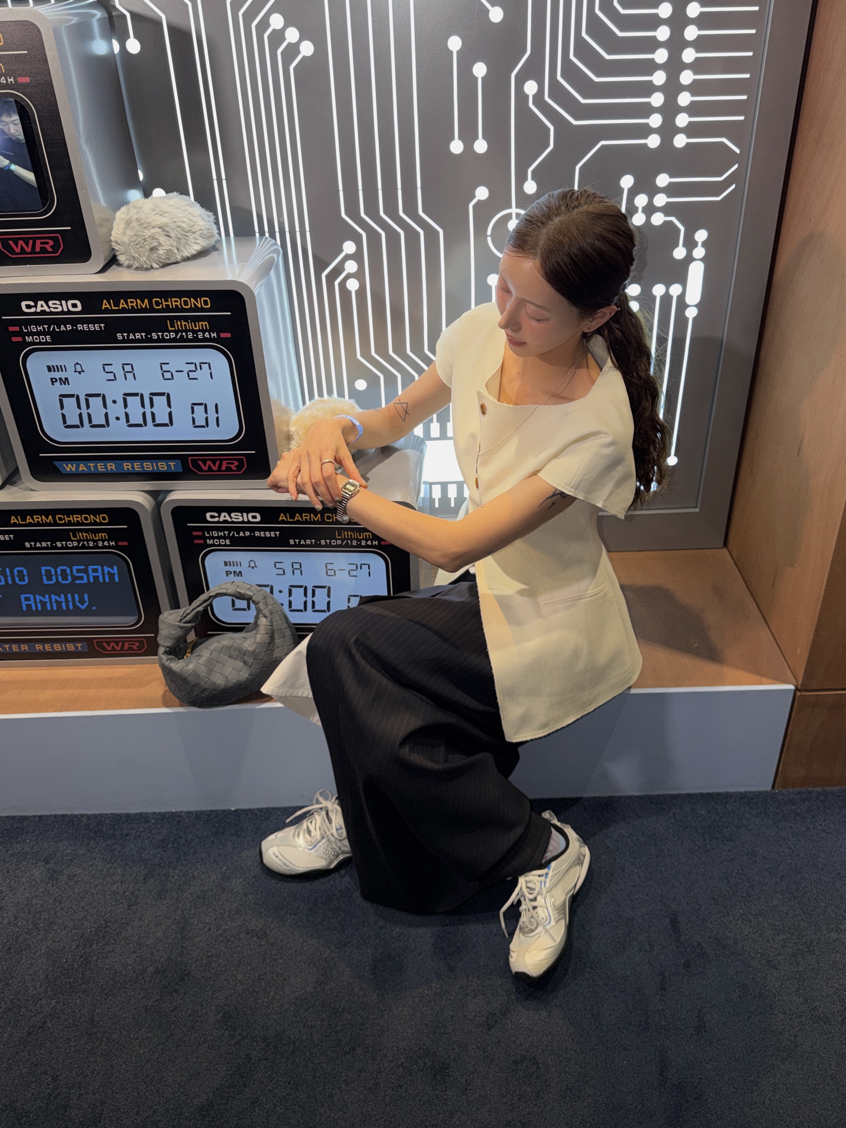 Casio A-158WA-1, Balenciaga Radar Gradient Lines Sneaker In White Grey 착용 스타일 - 5