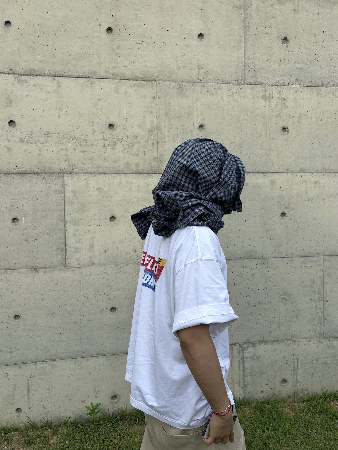Nonnod Puckering News Flash T-Shirt Washed White, Nonnod Side Cargo Shorts Beige 착용 스타일 - 3