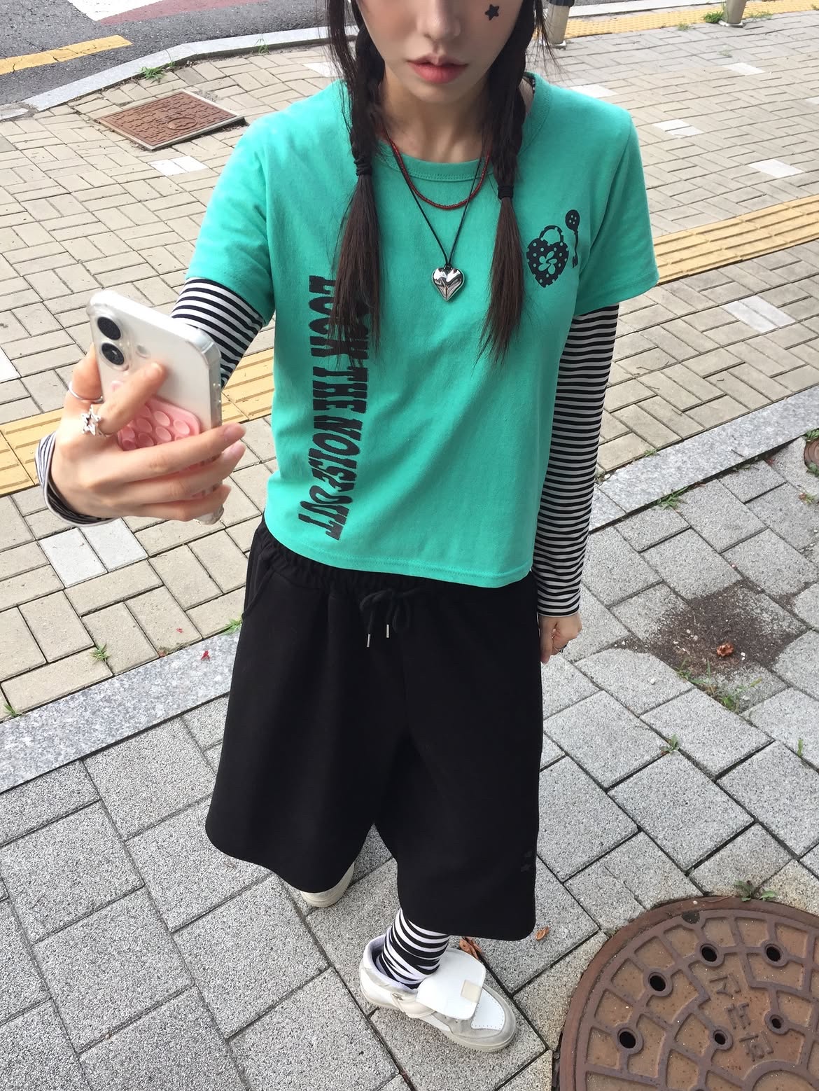 SLEEKGLOW Unlock Semi Crop T-Shirt Mint 착용 스타일 - 3