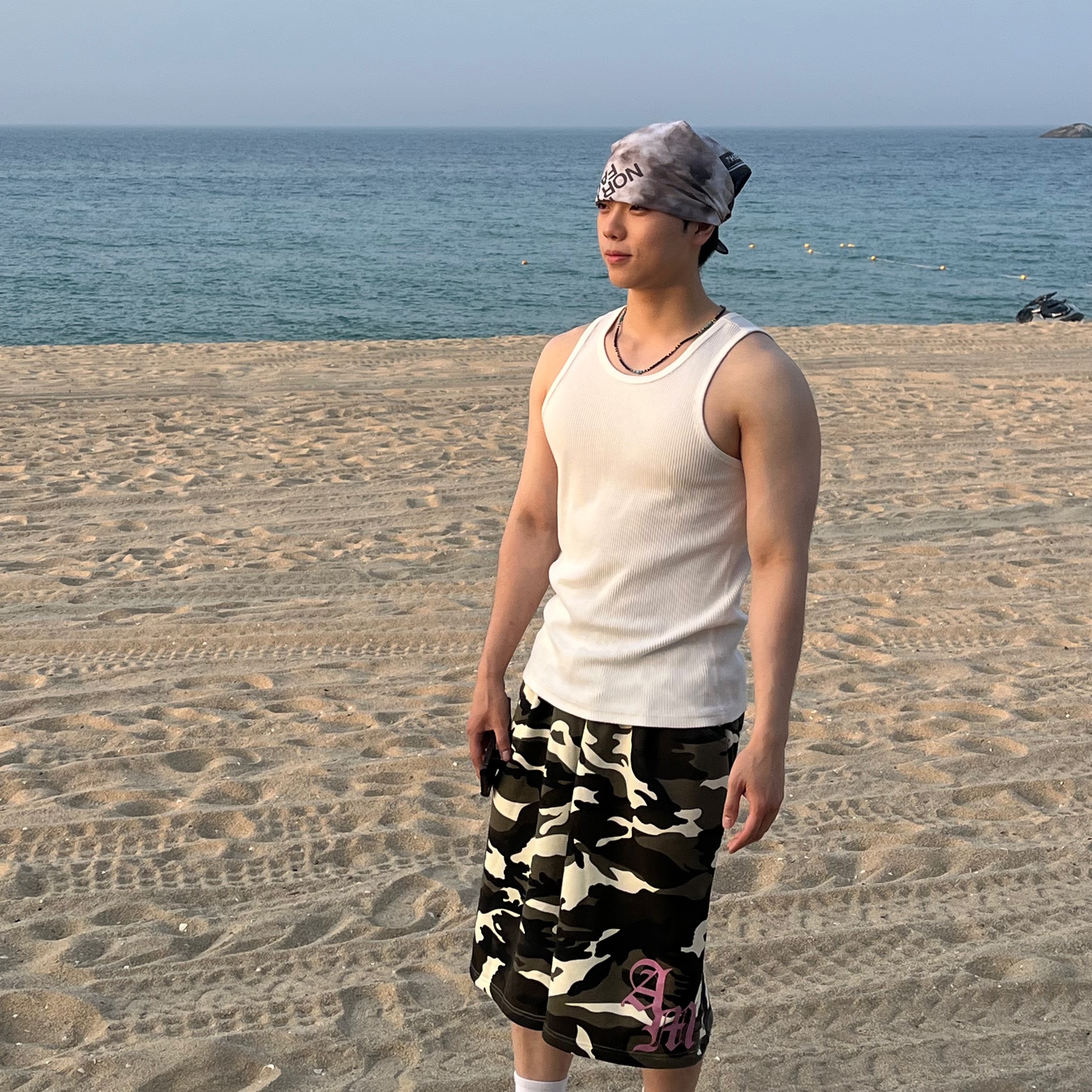 AMOU Camo One Tuck Bermuda Pants Charcoal, AMOU Camo One Tuck Bermuda Pants Beige 착용 스타일 - 2