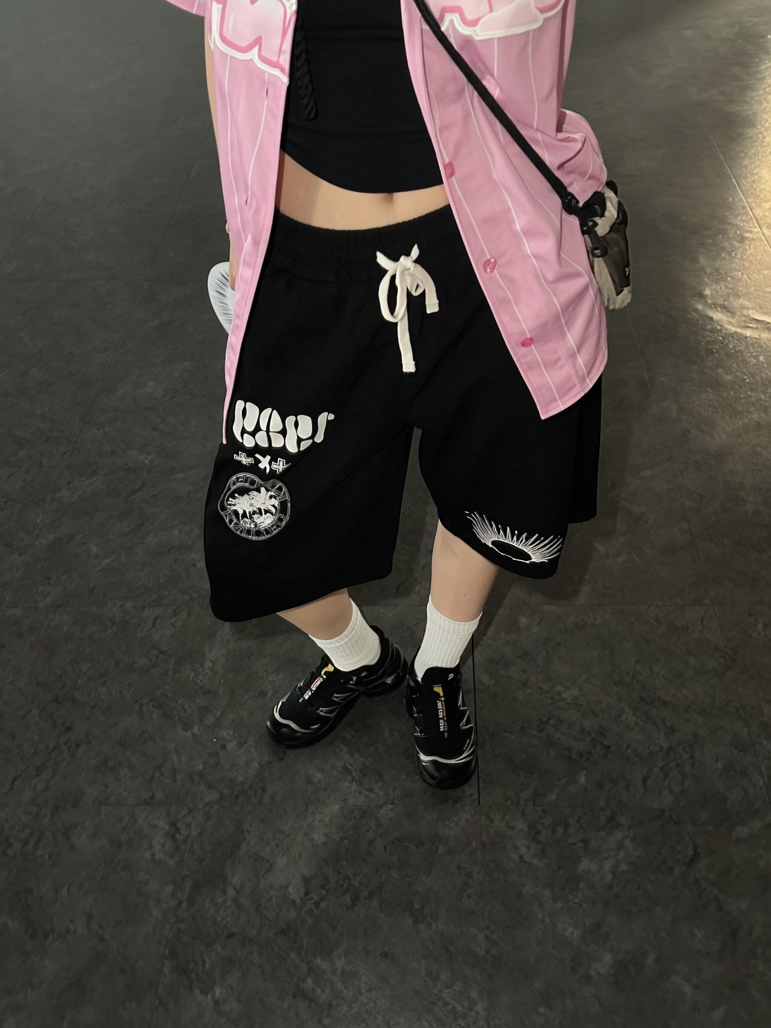 [KREAM 단독] Knitted 1989 Sunrise Graphic Bermuda Half Pants Black, Lotte Giants x Powerpuff Girls Uniform Pink (Non Marking Ver.) 착용 스타일 - 2