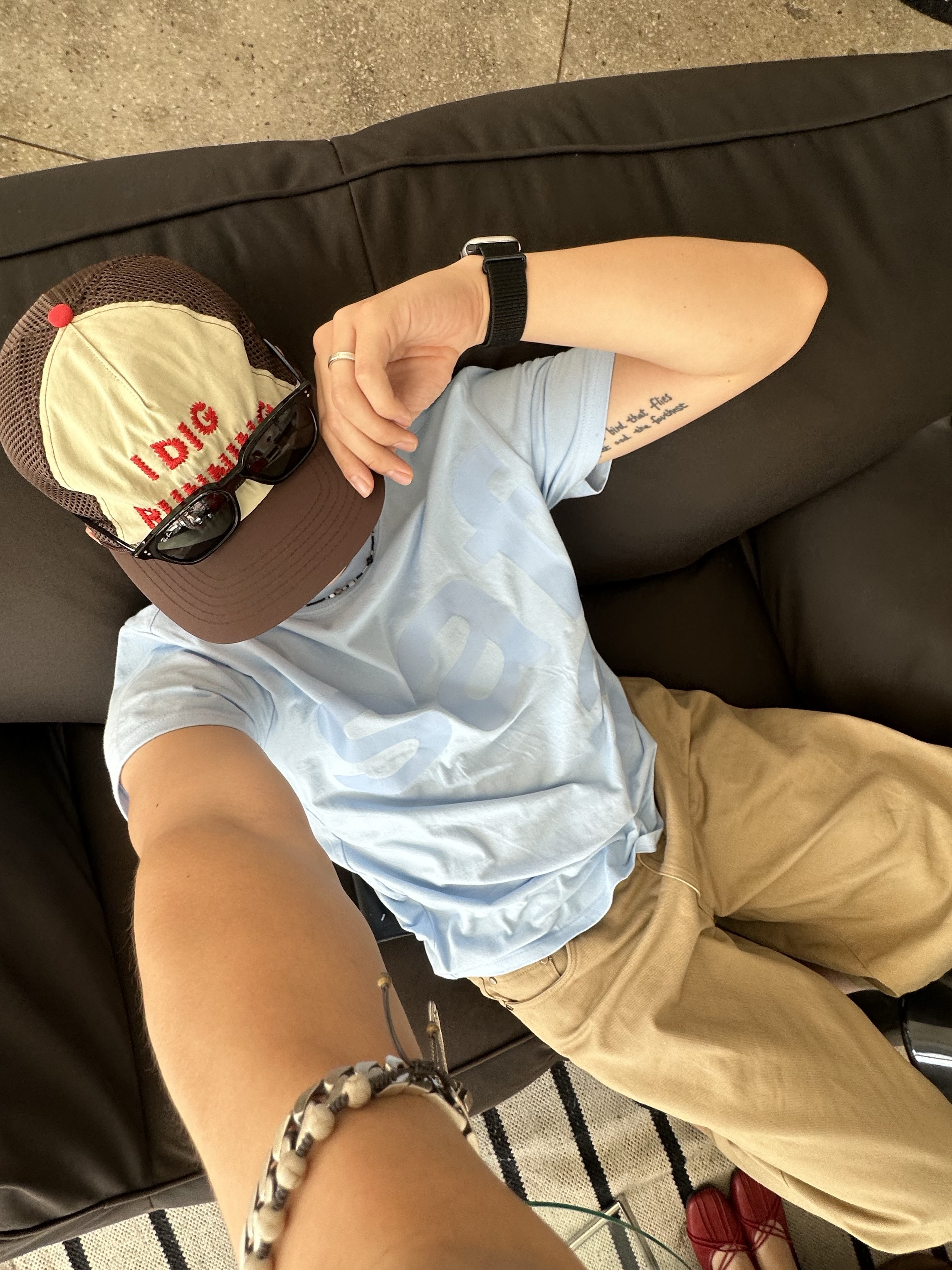 [KREAM 단독] Safarispot Basic Safari T-Shirt Sky, Alex Zono I Dig Running Trucker Hat OG Brown 착용 스타일 - 1
