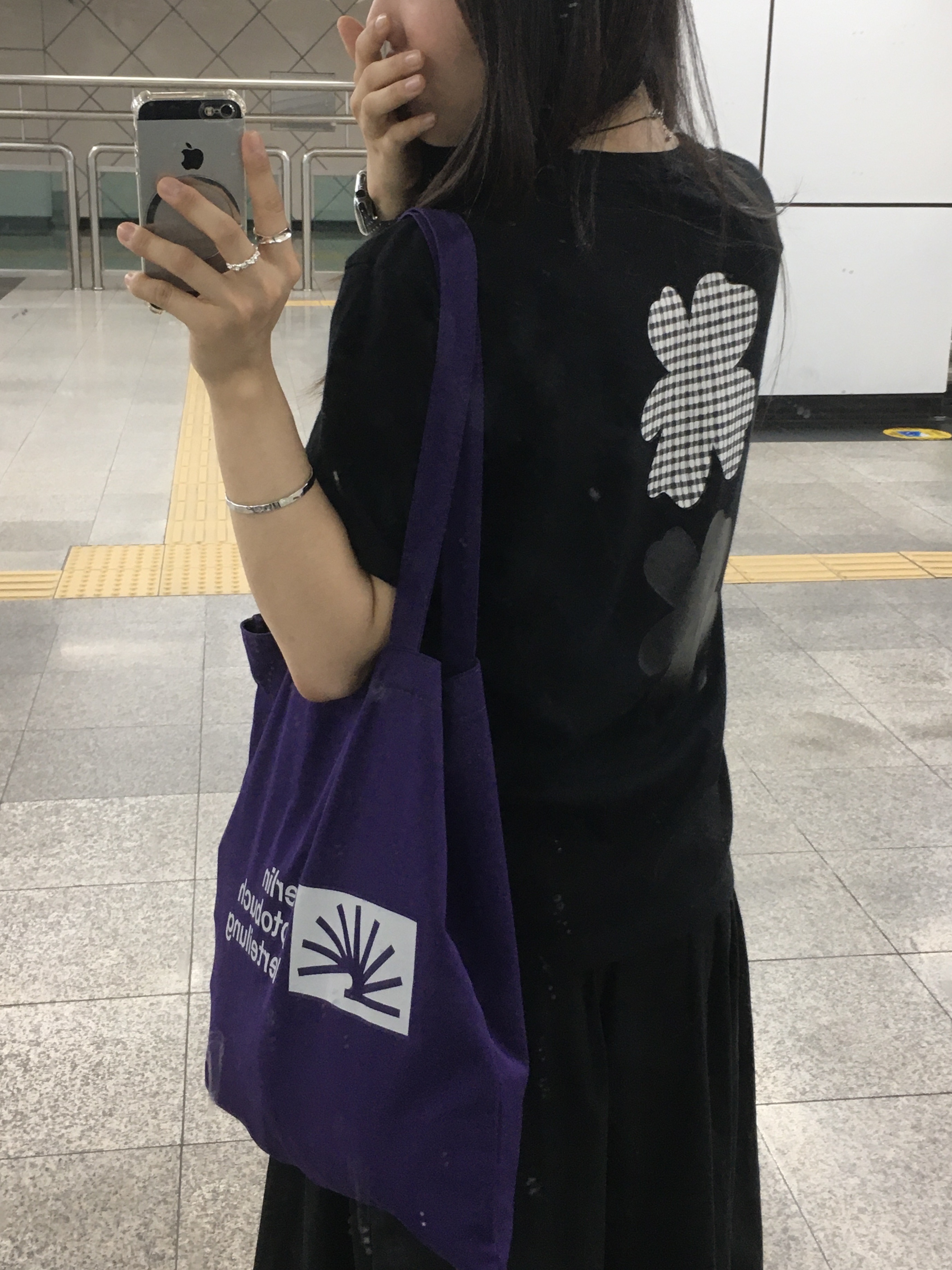 Berlin Photobook Distribution 002 Bag Purple, (W) Uniqlo x Cecilie Bahnsen Graphic T-Shirt Black 착용 스타일 - 1