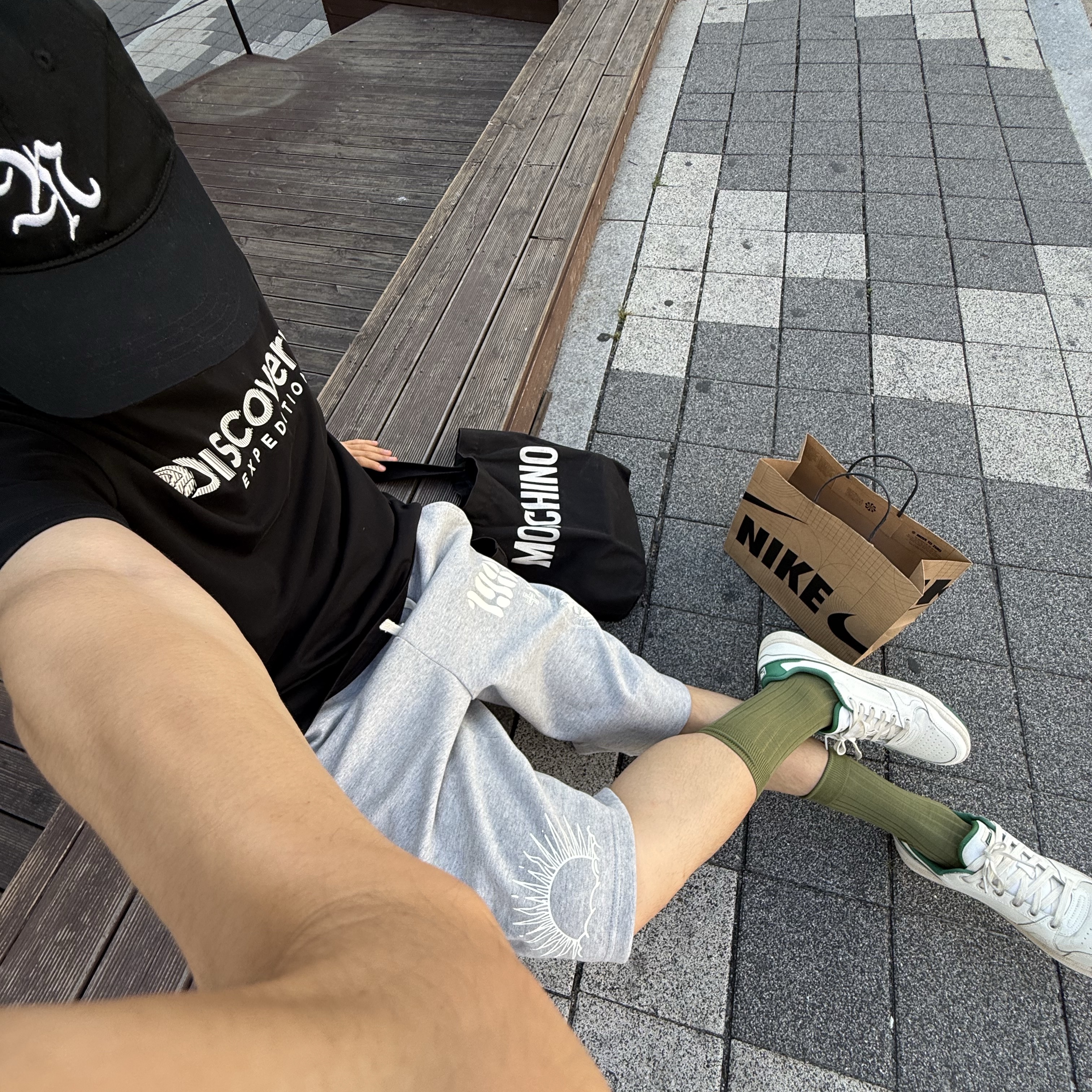 [KREAM 단독] Knitted 1989 Sunrise Graphic Bermuda Half Pants Black, [KREAM 단독] Knitted 1989 Sunrise Graphic Bermuda Half Pants Melange Grey 착용 스타일 - 2