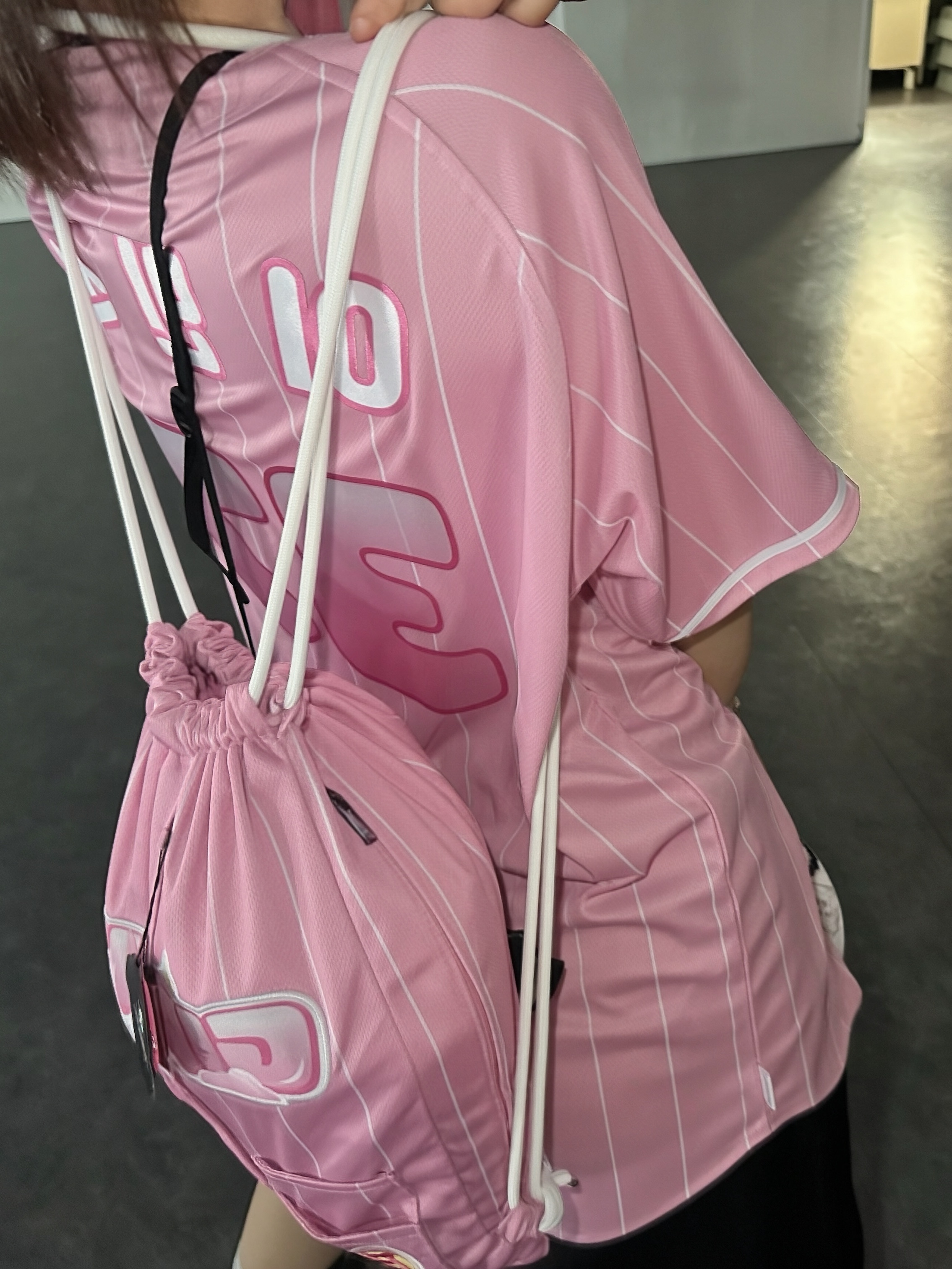 [KREAM 단독] Knitted 1989 Sunrise Graphic Bermuda Half Pants Black, Lotte Giants x Powerpuff Girls Uniform Pink (Non Marking Ver.) 착용 스타일 - 4