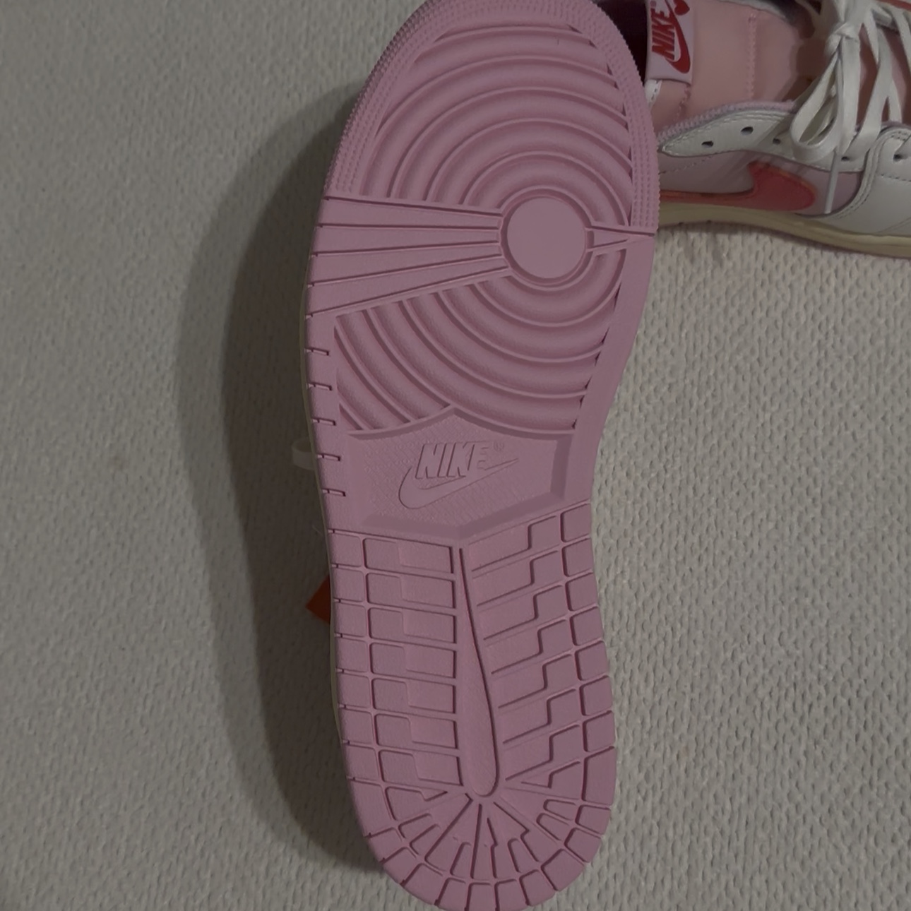 Jordan 1 x Travis Scott Retro Low OG SP Sail Tropical Pink 착용 스타일 - 9