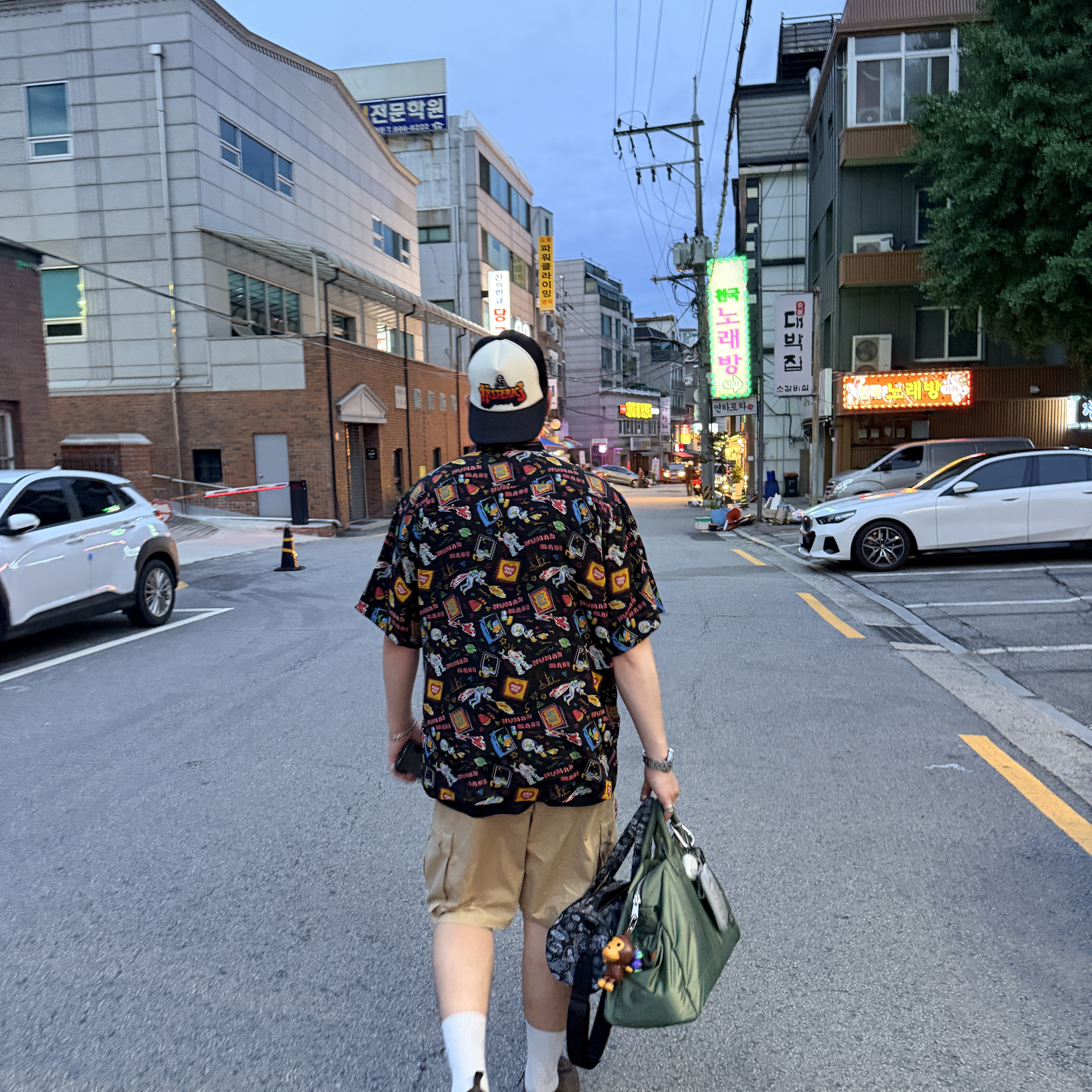 Human Made Aloha Shirt Black, Human Made Cargo Shorts Beige 착용 스타일 - 1