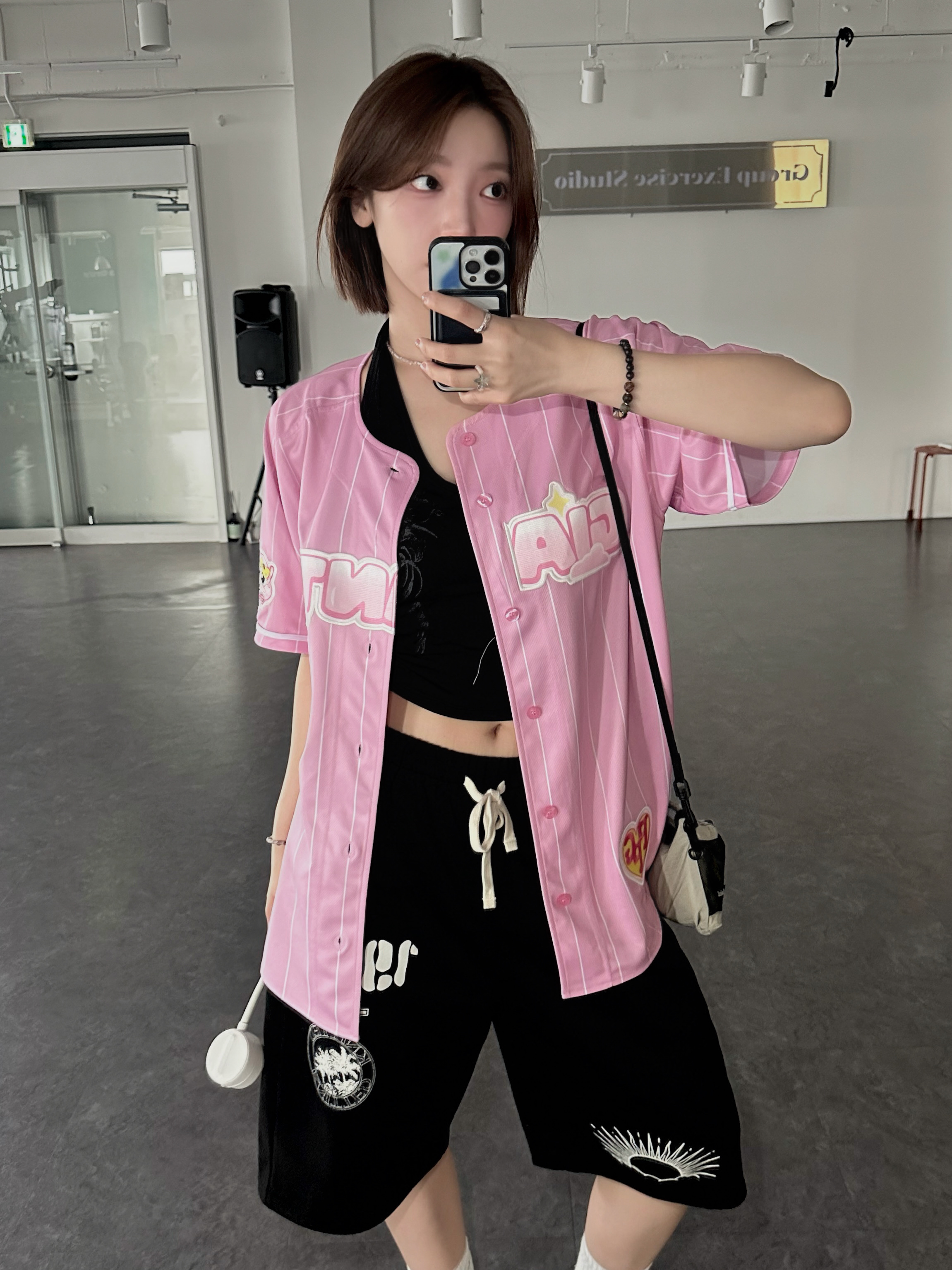 [KREAM 단독] Knitted 1989 Sunrise Graphic Bermuda Half Pants Black, Lotte Giants x Powerpuff Girls Uniform Pink (Non Marking Ver.) 착용 스타일 - 3