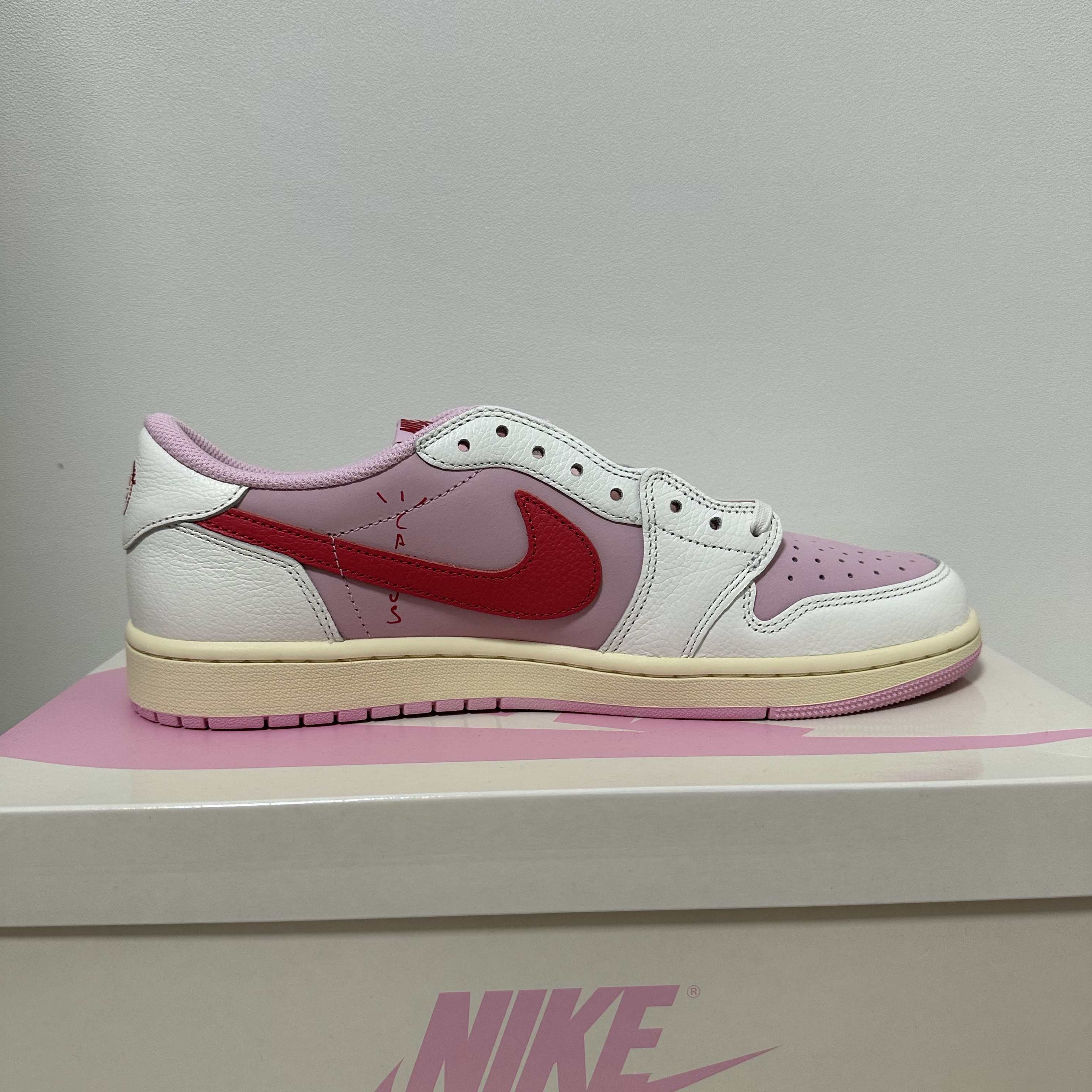 Jordan 1 x Travis Scott Retro Low OG SP Sail Tropical Pink 착용 스타일 - 4