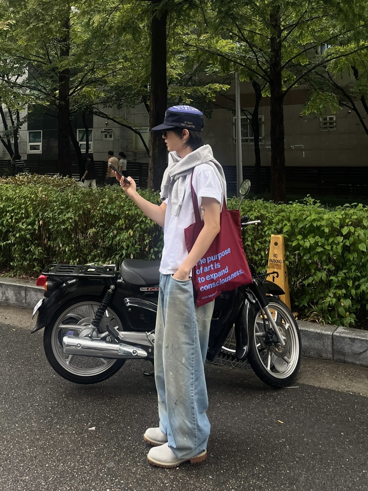 AKRYL Jersey Tee White - 26FW, AKRYL Boxy Sweatshirt Grey - 26FW 착용 스타일 - 5