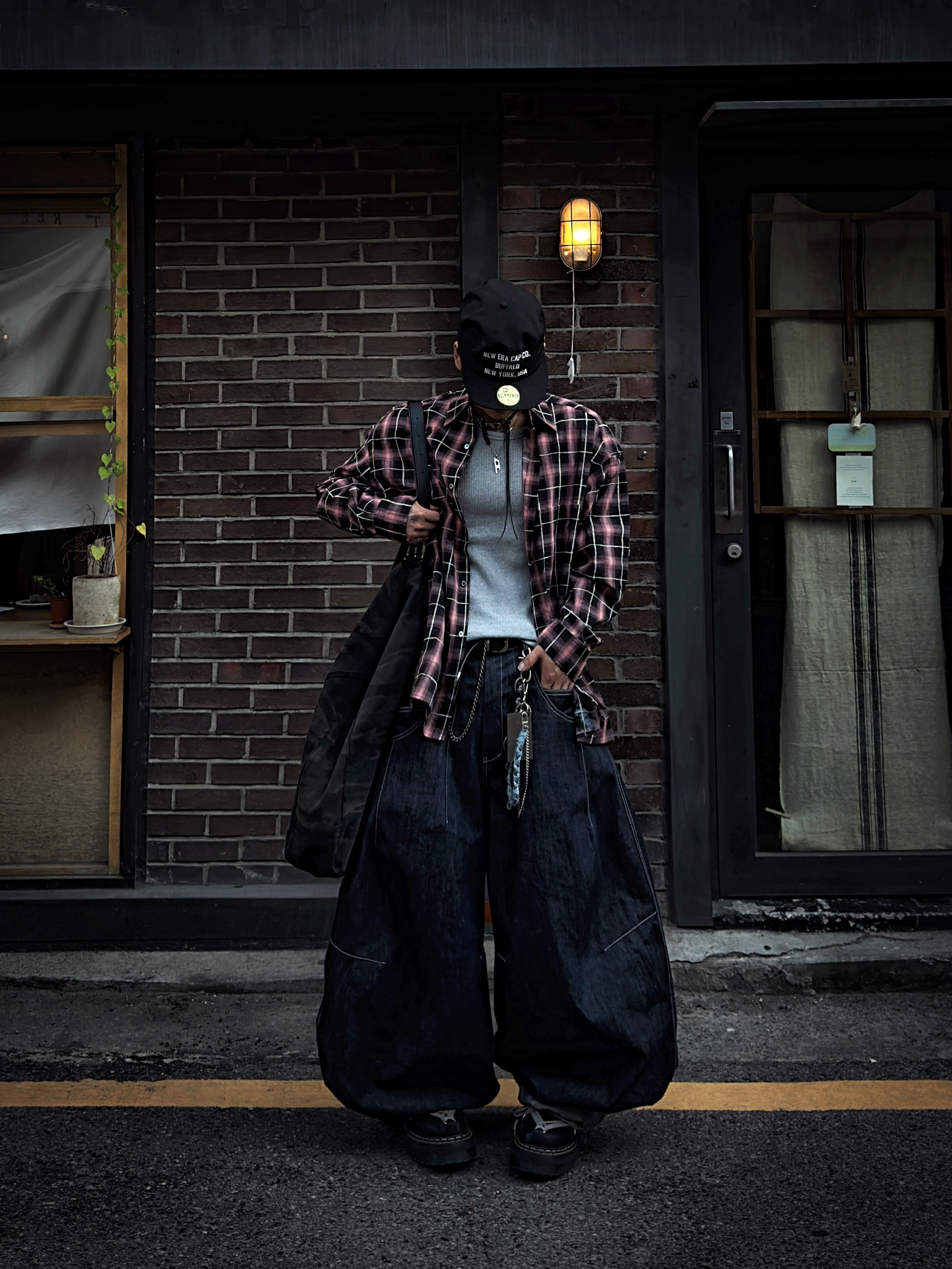 New Era Pre-Curved Pillbox Fitted Cap Black, Our Legacy Ladon Leather Keychain Black 착용 스타일 - 3