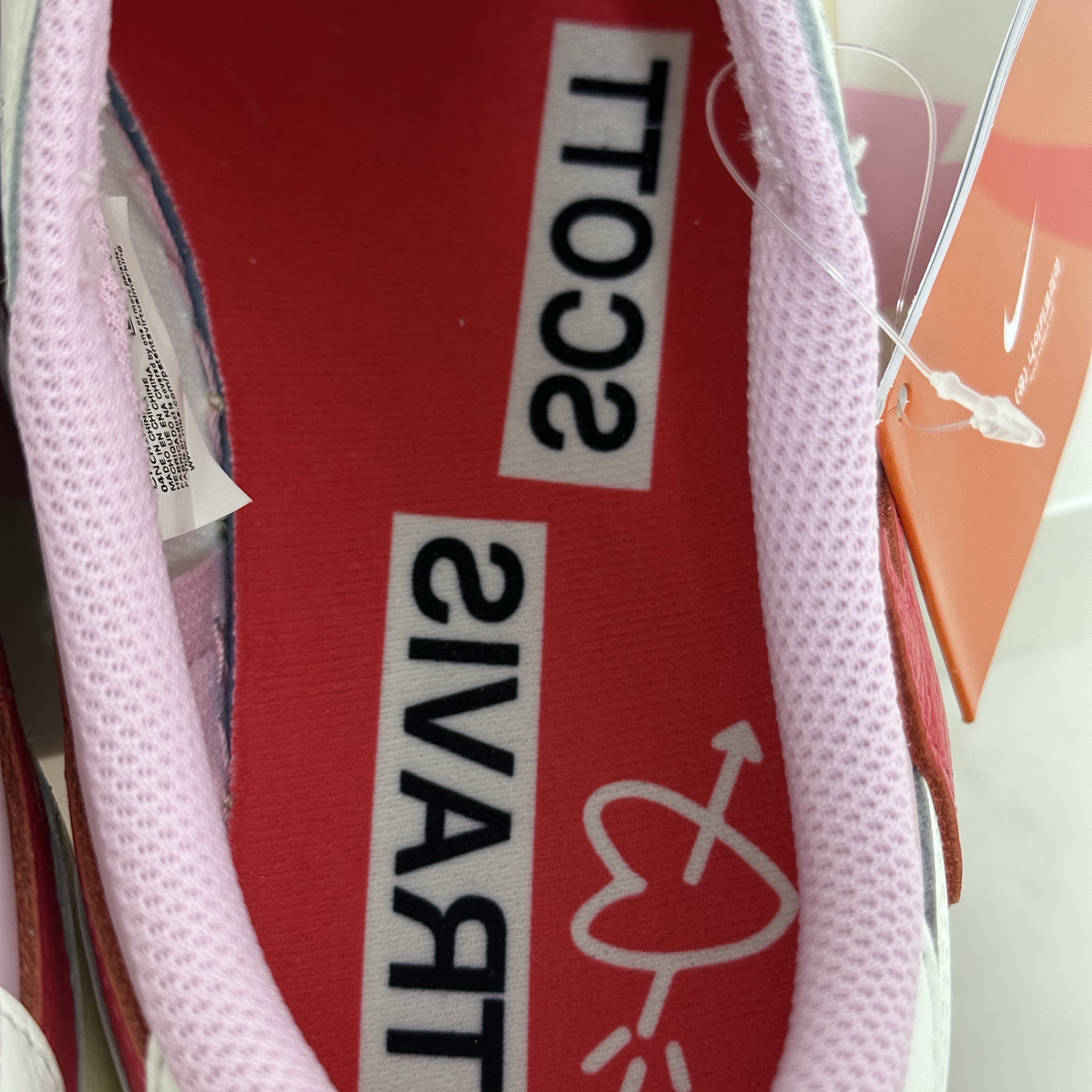 Jordan 1 x Travis Scott Retro Low OG SP Sail Tropical Pink 착용 스타일 - 8