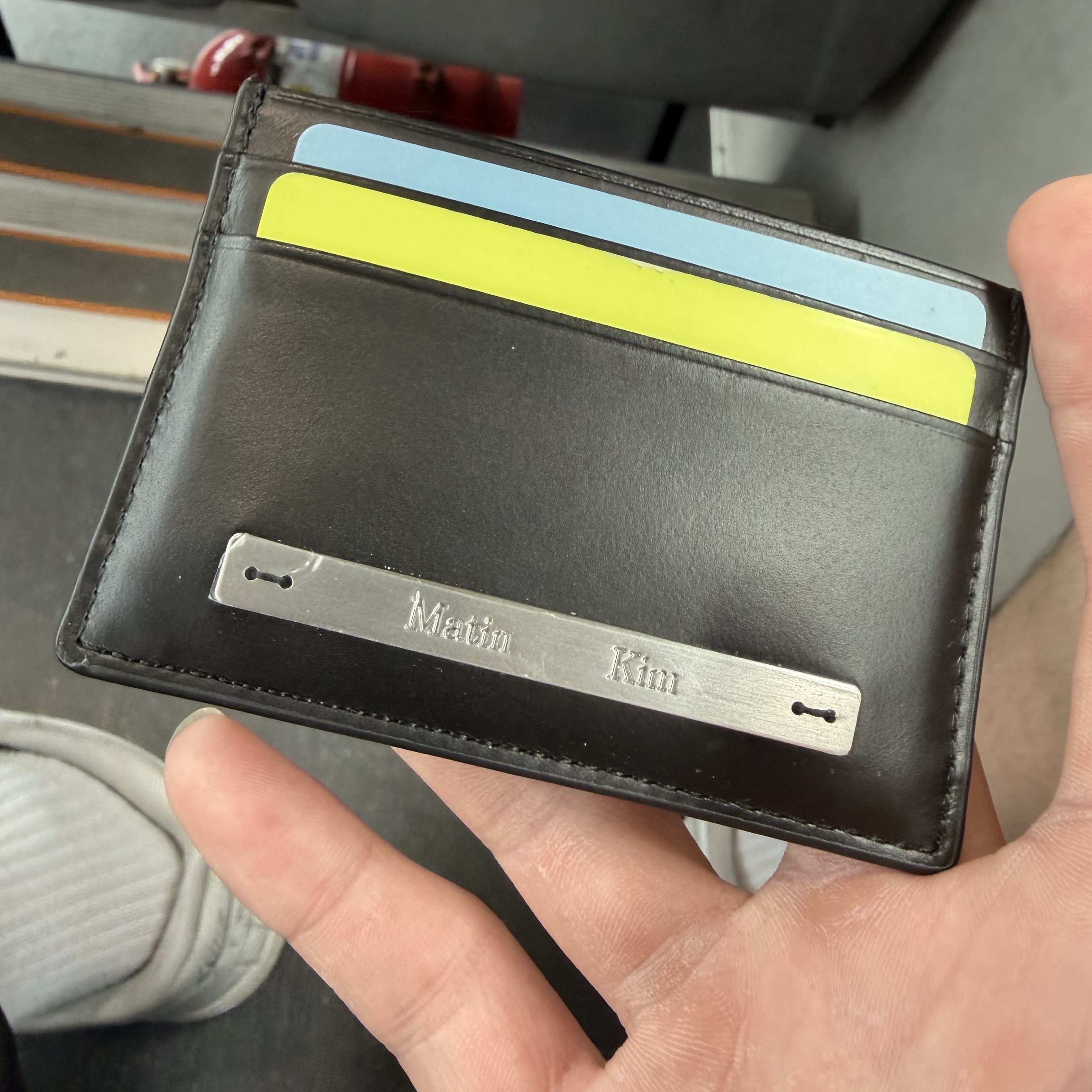 Matin Kim Vintage Card Wallet Black 착용 스타일