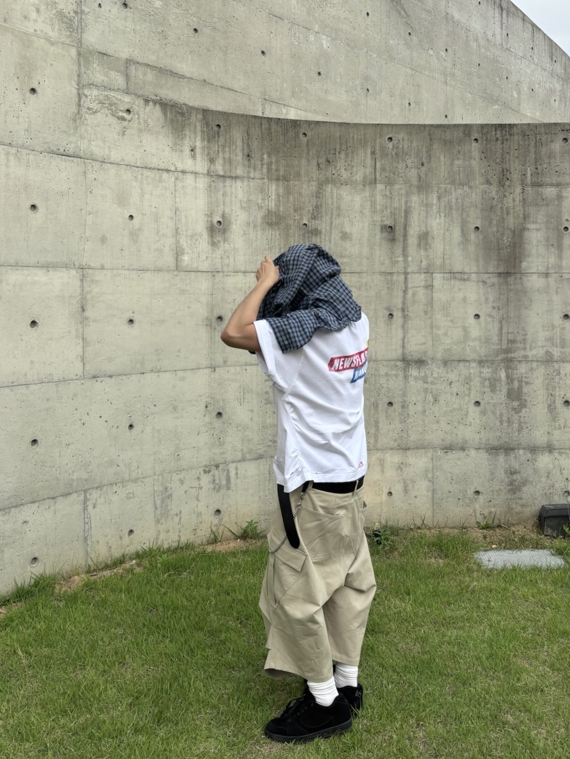 Nonnod Puckering News Flash T-Shirt Washed White, Nonnod Side Cargo Shorts Beige 착용 스타일 - 2