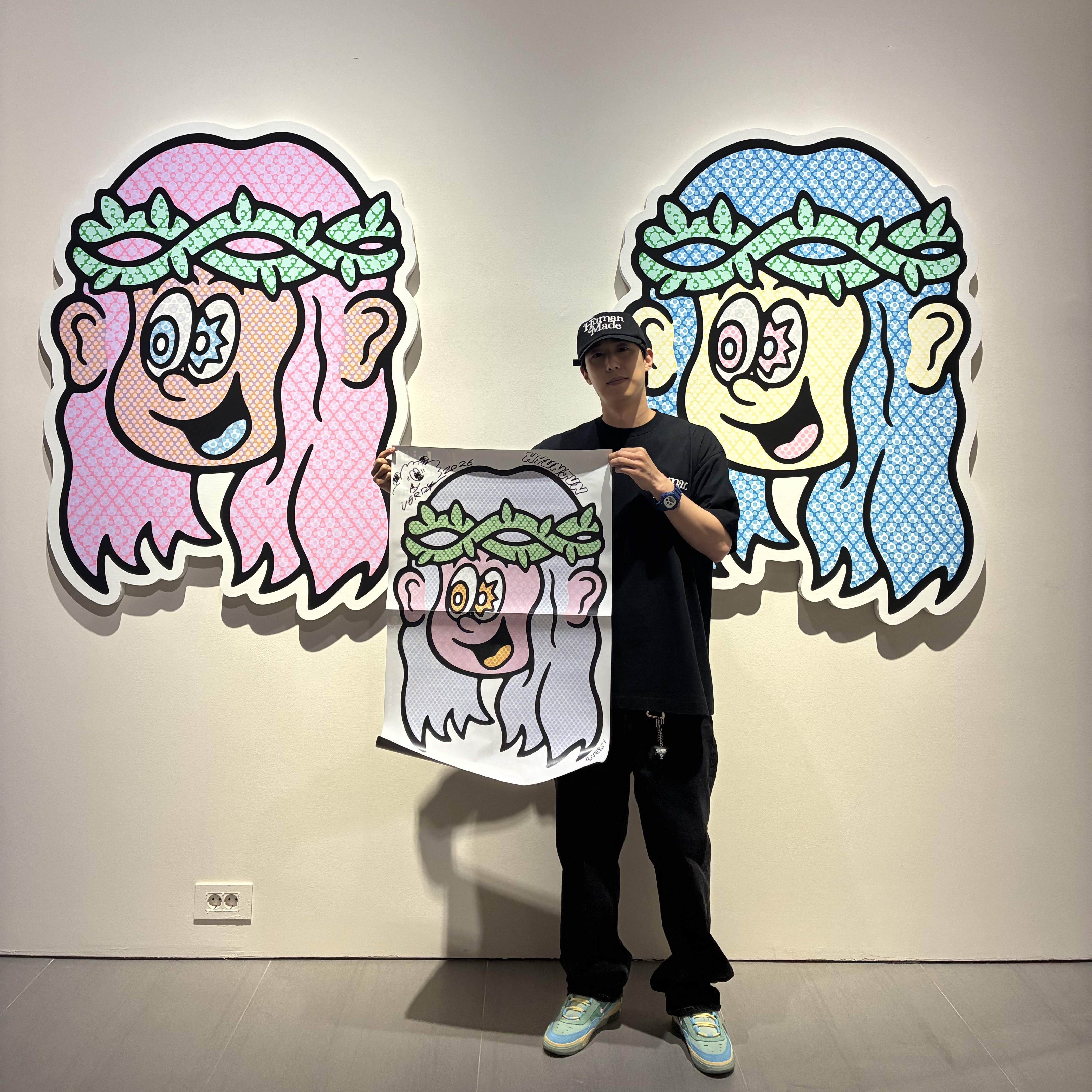 Peaceminusone x Verdy 5 Panel Ball Cap Red 착용 스타일 - 2
