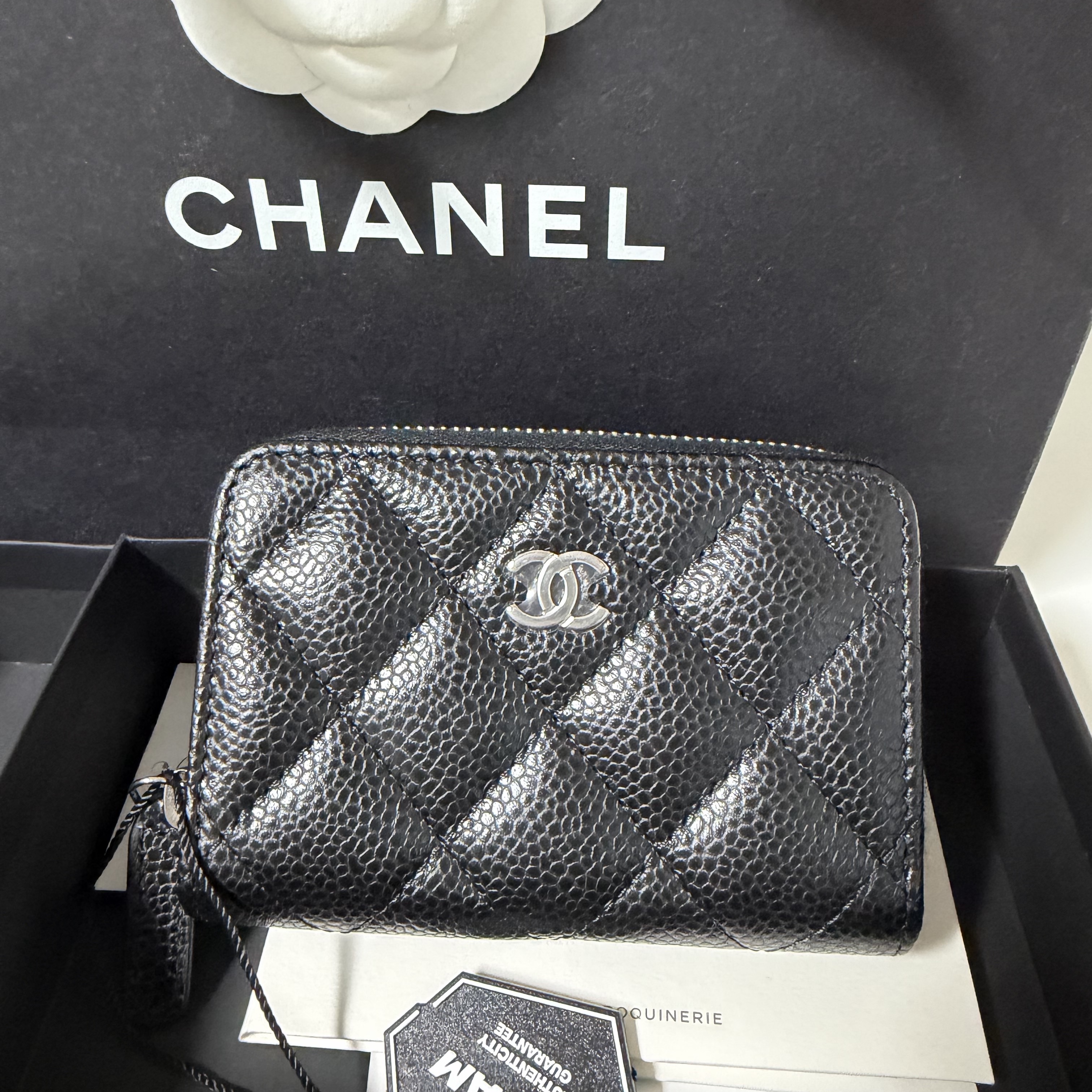 Chanel Classic Zipped Coin Purse Grained Calfskin & Silver Black 착용 스타일