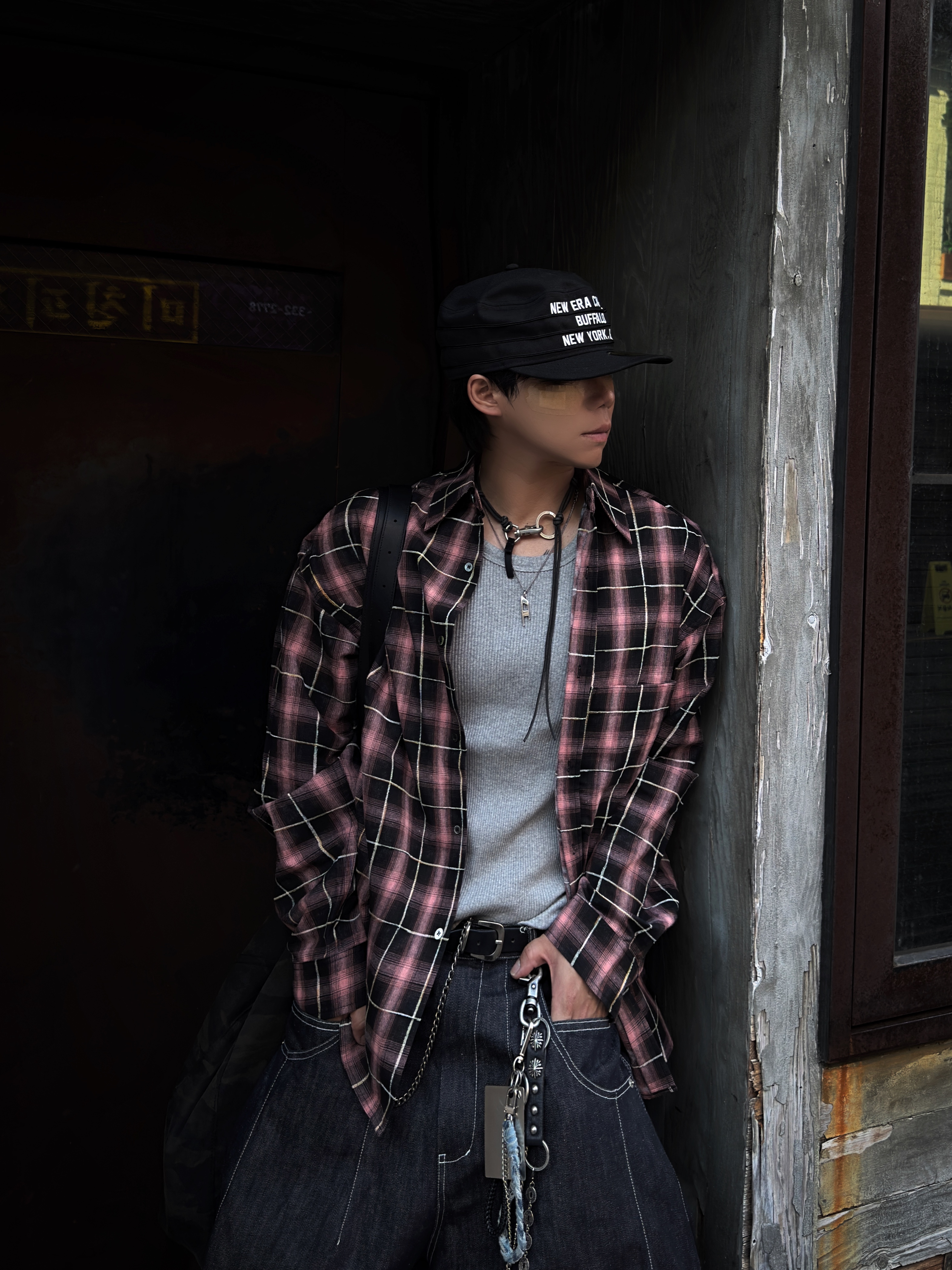 New Era Pre-Curved Pillbox Fitted Cap Black, Our Legacy Ladon Leather Keychain Black 착용 스타일 - 6