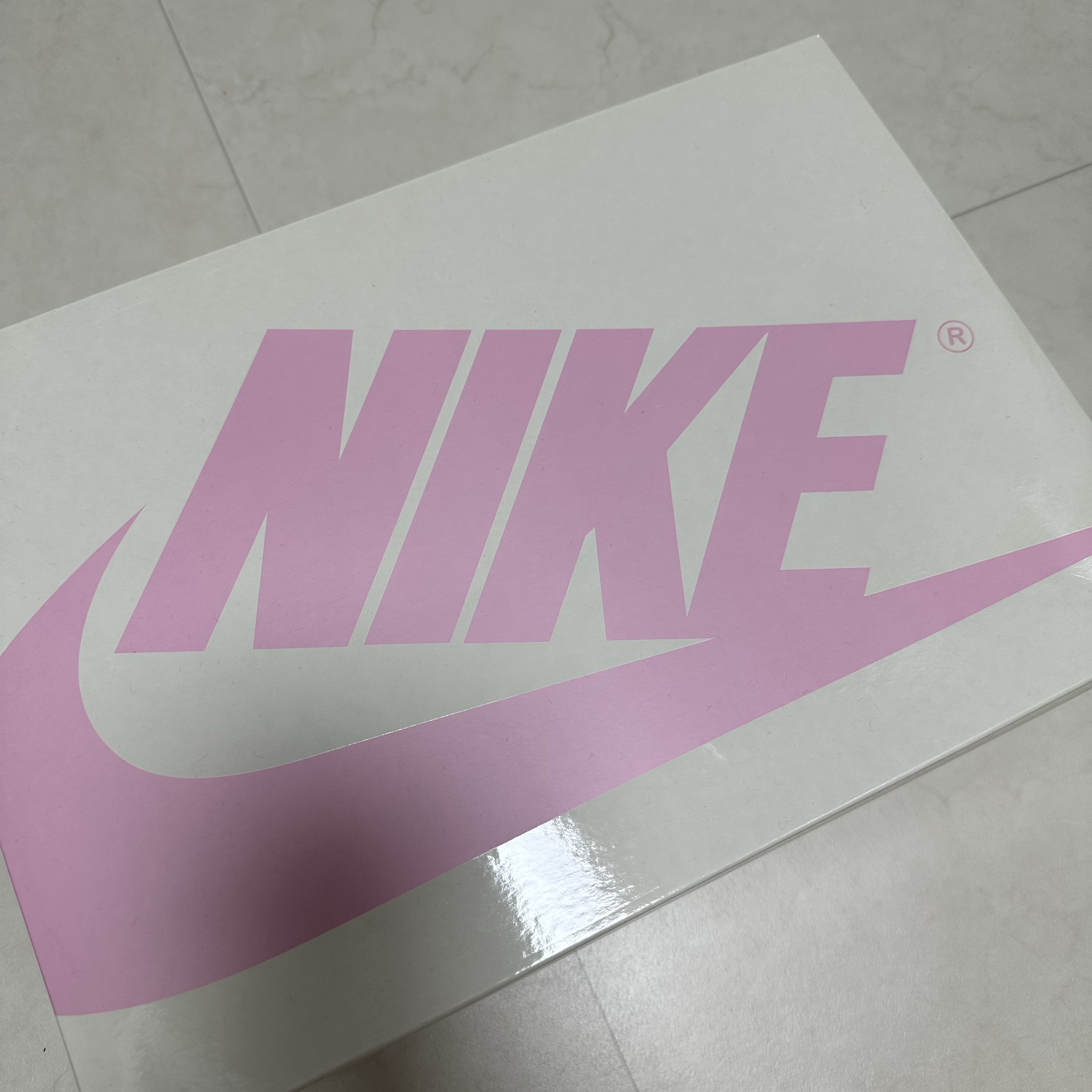 Jordan 1 x Travis Scott Retro Low OG SP Sail Tropical Pink 착용 스타일 - 2