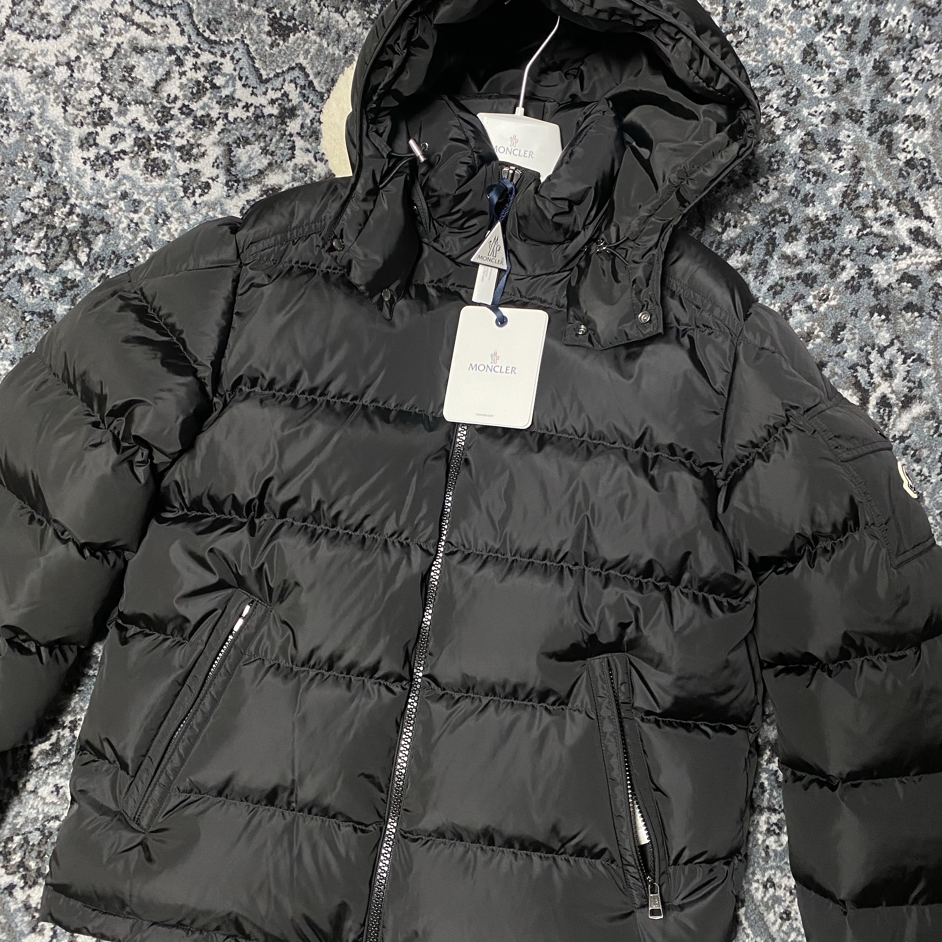 Moncler Maya Hooded Short Down Jacket Black - 25FW, Moncler Maya Matte Short Down Jacket Black - 26FW 착용 스타일 - 1