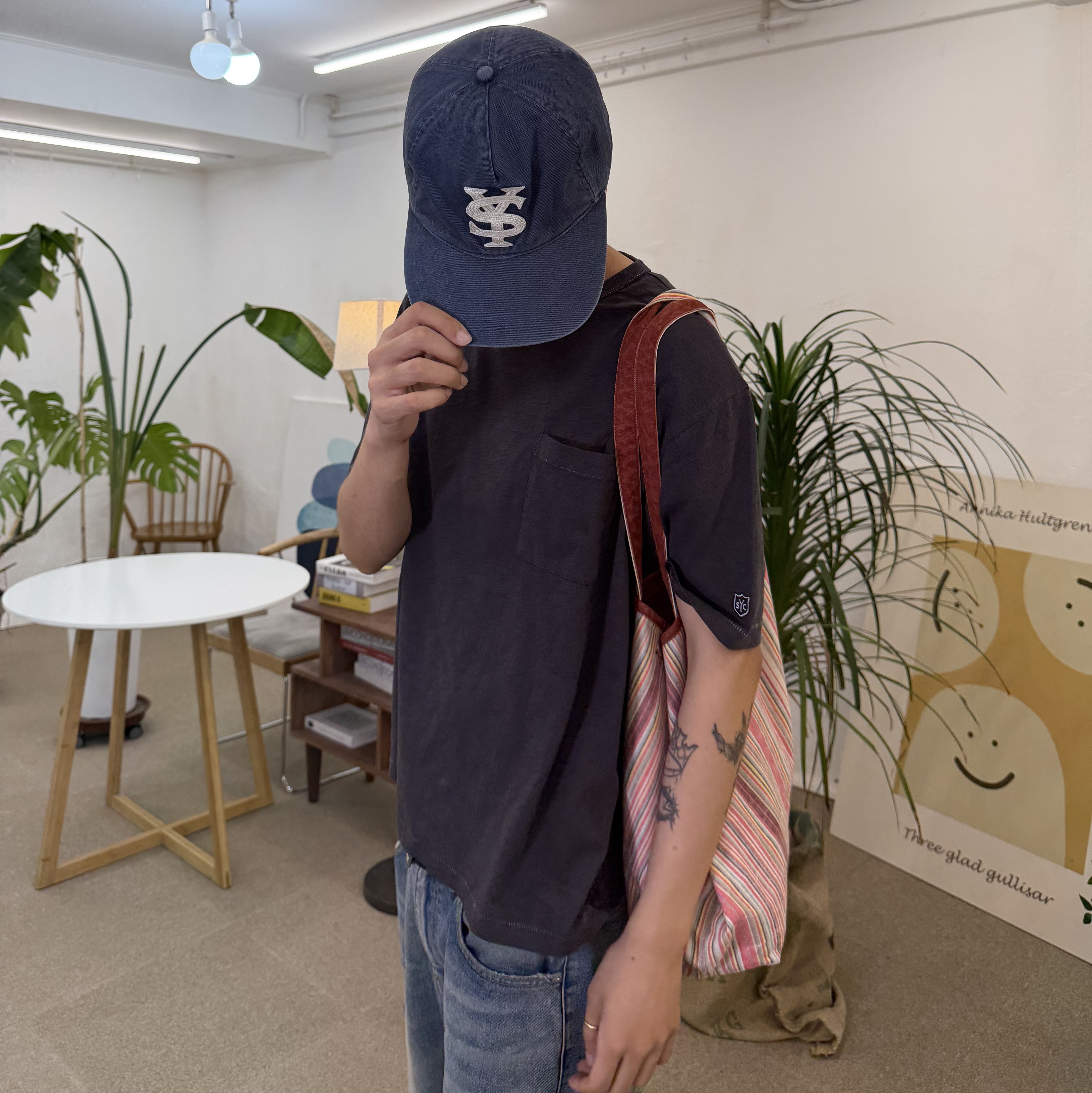 [예약 배송] Sunday Ceremony Sy Logo 5 Panel New Cotton Cap - Light Navy, (W) SUNDAY CEREMONY Natural Dyed Basic Slub Tee - Ash Charcoal 착용 스타일 - 9