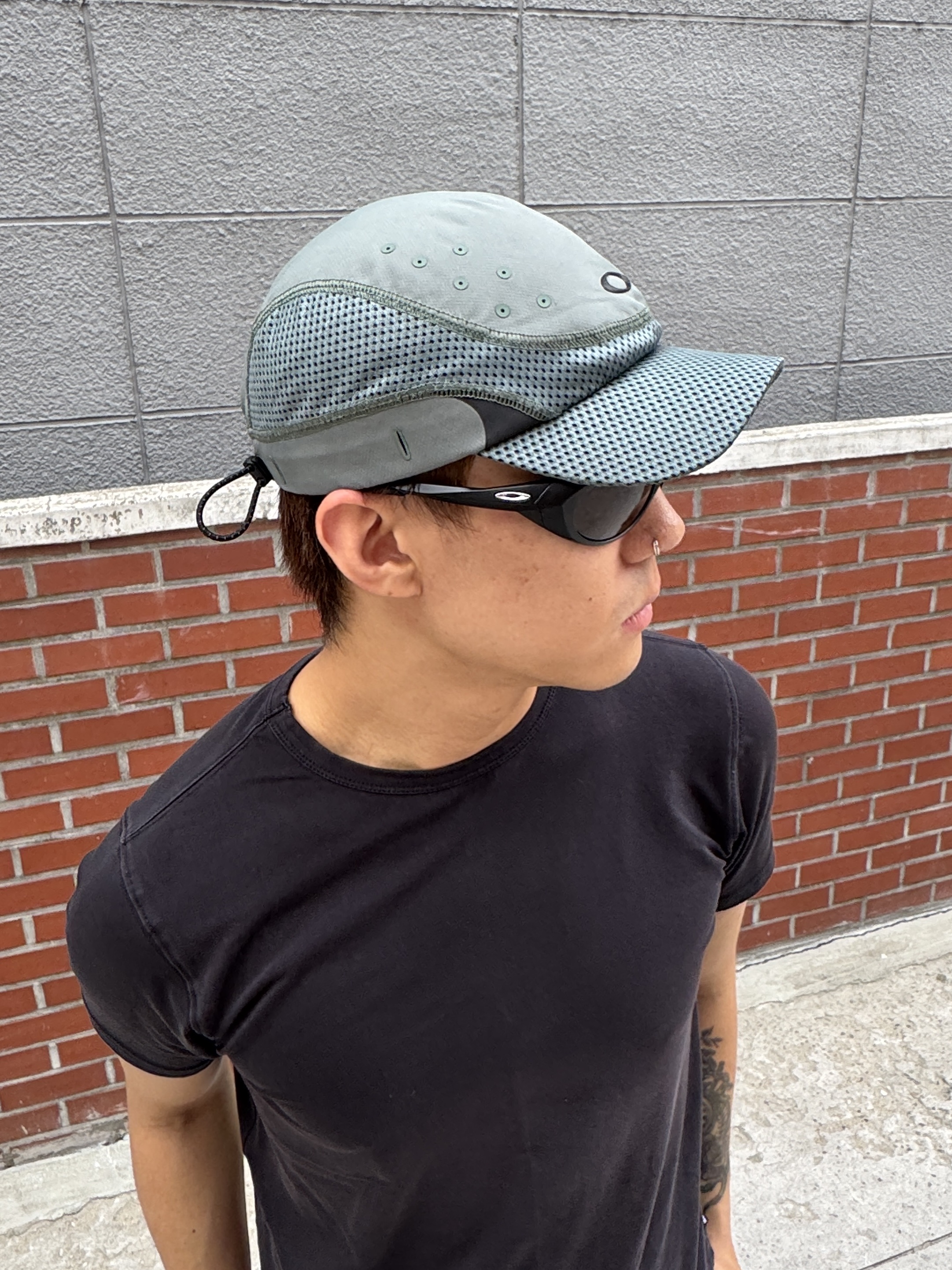 Oakley Fusion Golf Cap Aviator Green - 26SS, Oakley Eye Jacket Redux Matte Black Frame Prizm Grey Lenses High Bridge Fit 착용 스타일 - 1