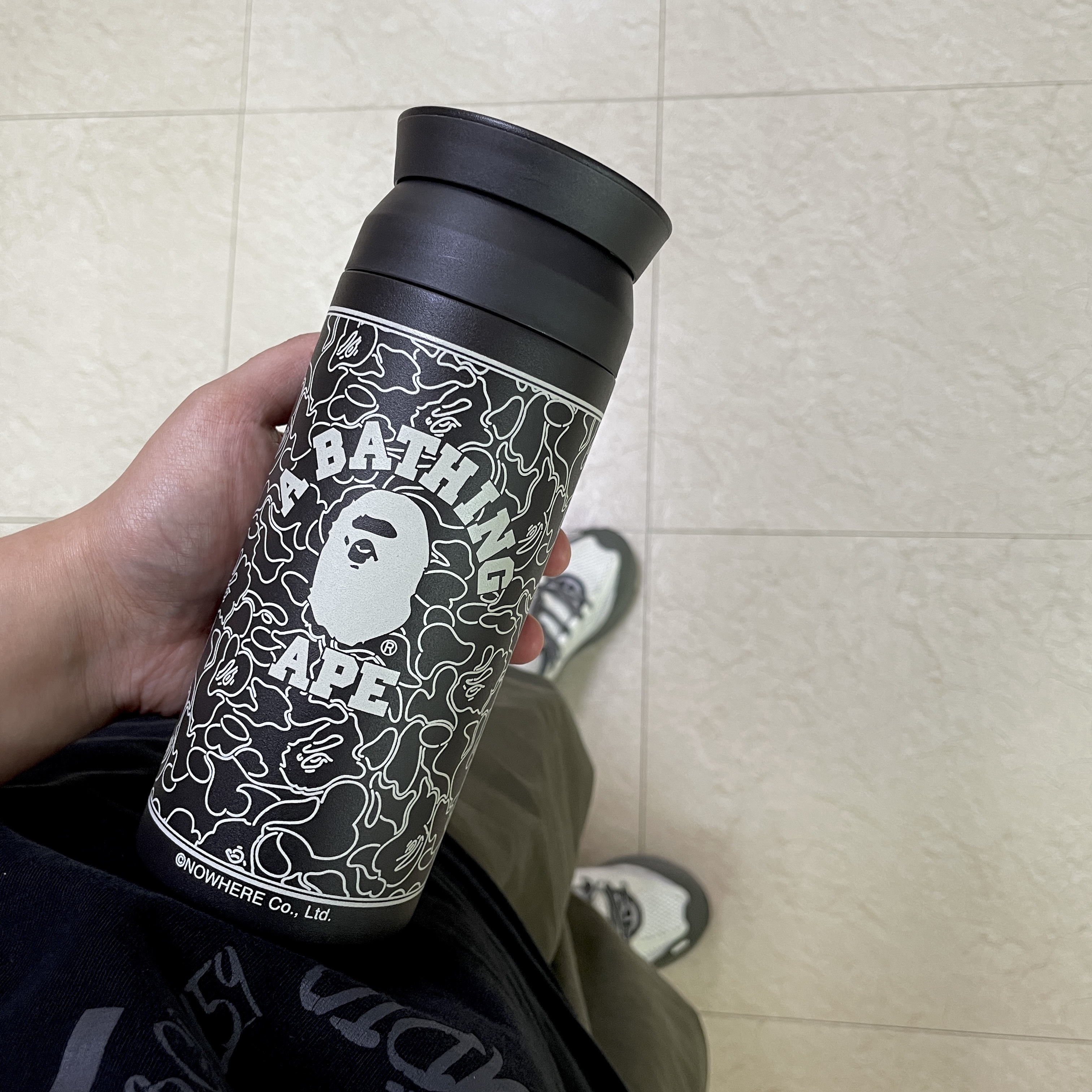 BAPE x Kinto ABC Neon Camo Tumbler Black 착용 스타일
