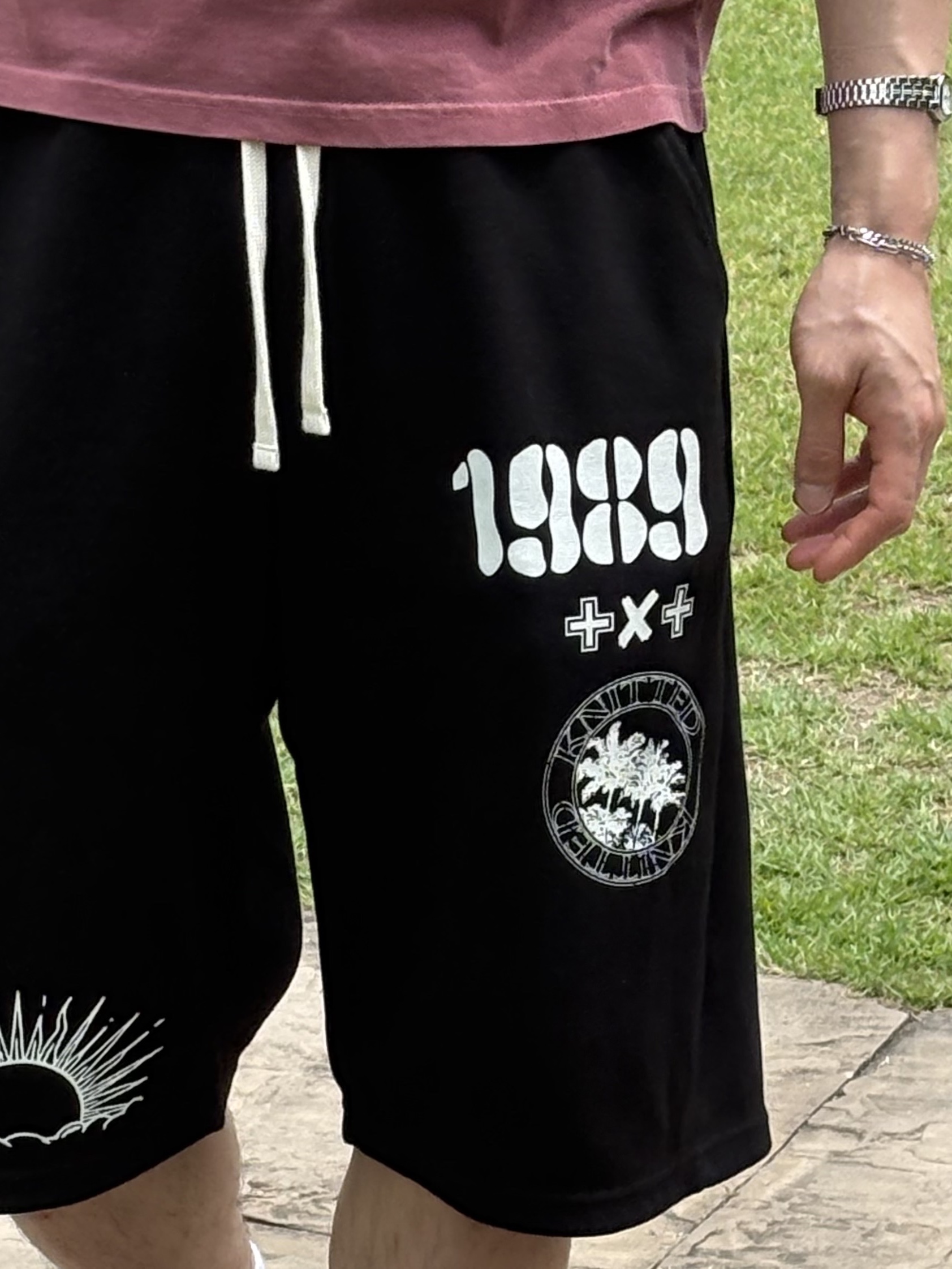 Sunday Ceremony Sy Classic Vintage Logo Cap - Red Black, [KREAM 단독] Knitted 1989 Sunrise Graphic Bermuda Half Pants Black 착용 스타일 - 4
