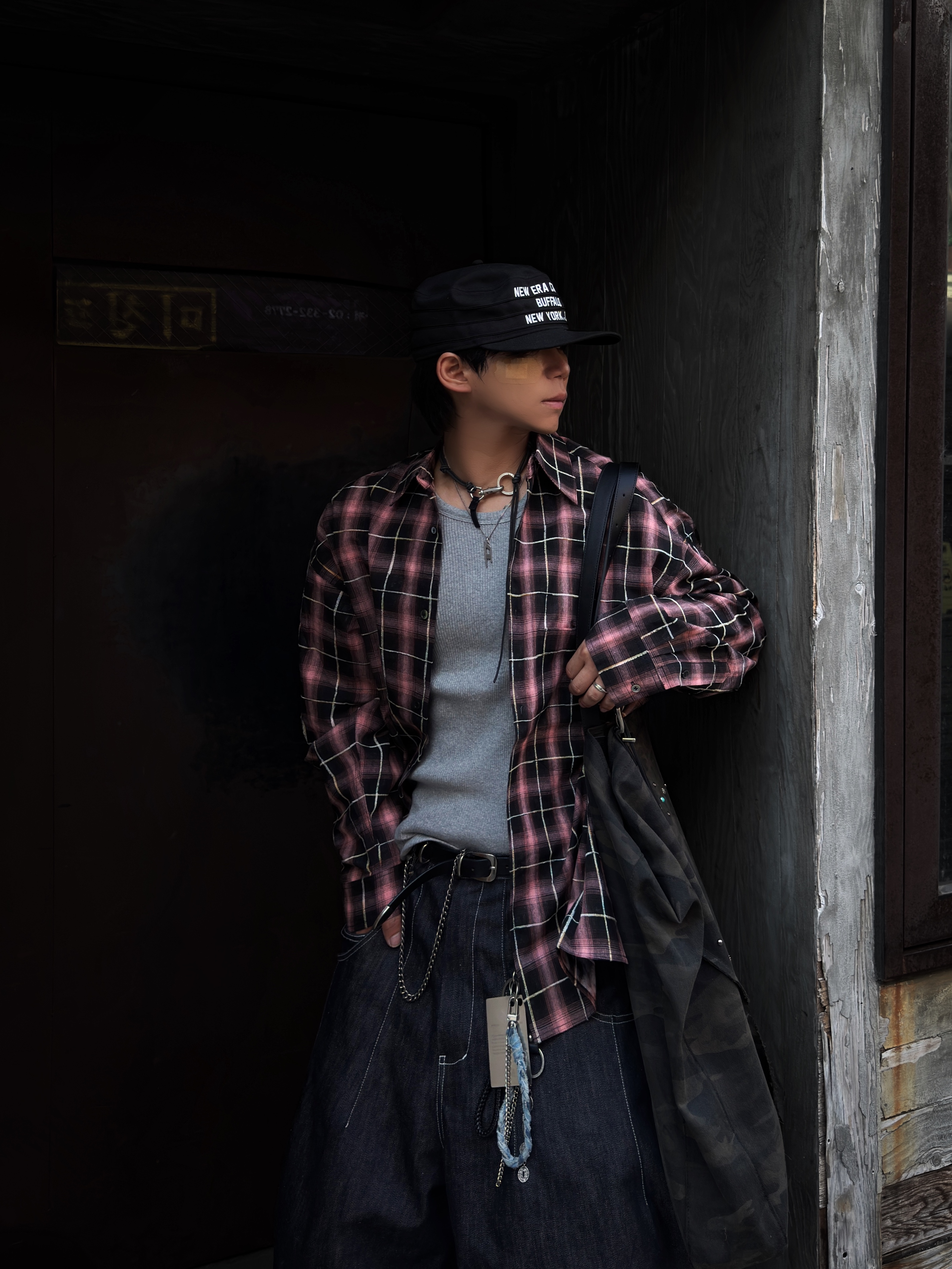 New Era Pre-Curved Pillbox Fitted Cap Black, Our Legacy Ladon Leather Keychain Black 착용 스타일 - 5