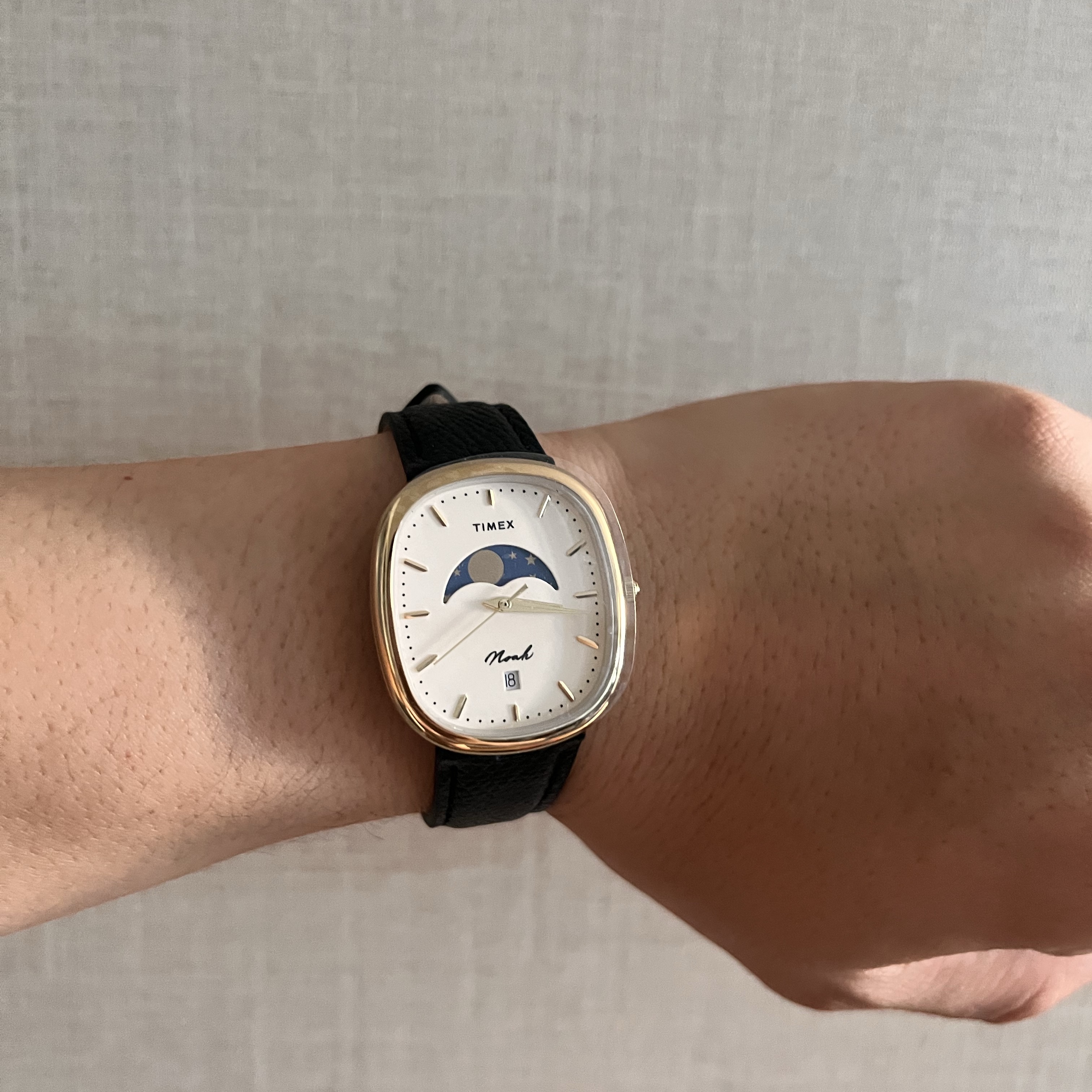 Timex x Noah Oval Moon Phase Watch Black Gold 착용 스타일