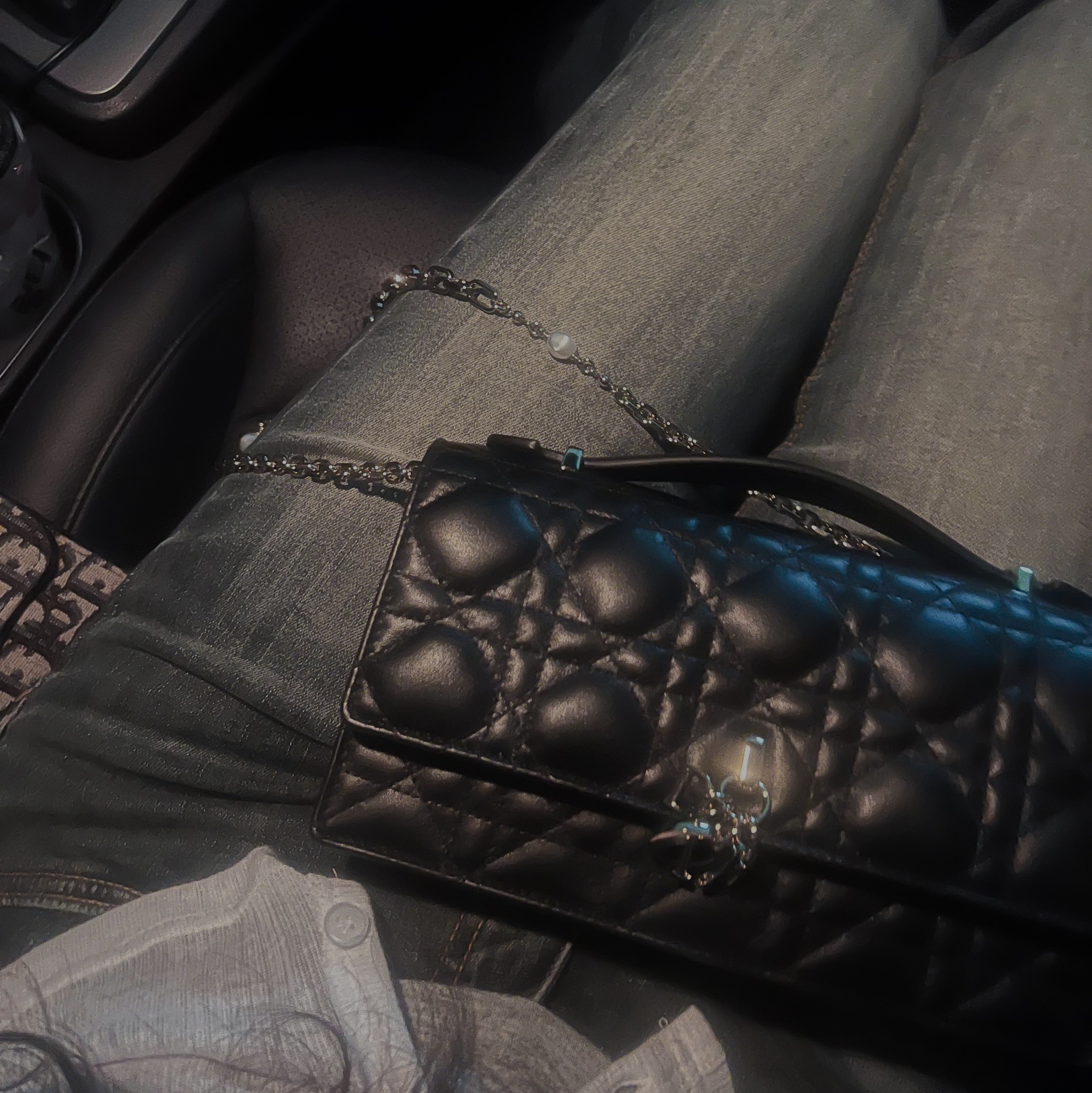 Dior My Dior Mini Bag Patent Cannage Calfskin Black, Dior Saddle Lotus Wallet Blue Dior Oblique Jacquard 착용 스타일 - 2