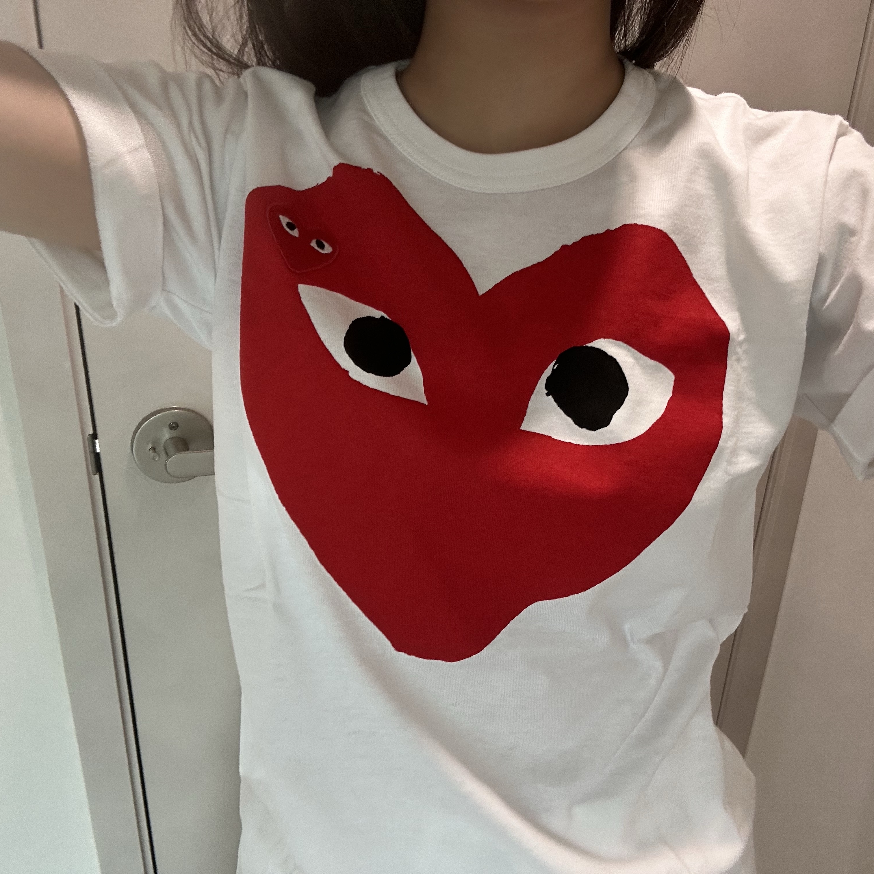 Play Comme des Garcons Large Red Heart and Emblem T-Shirt White 착용 스타일