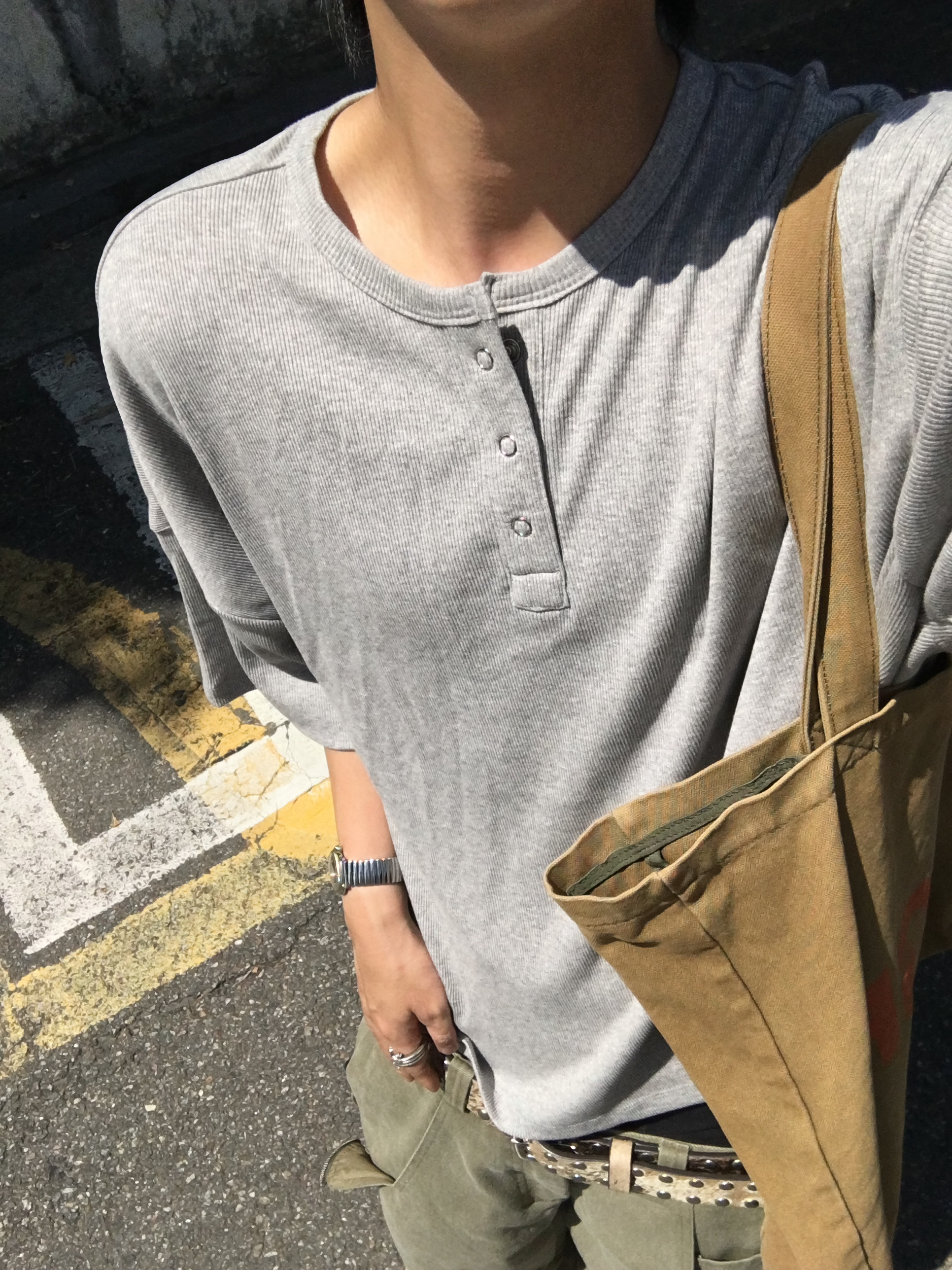 MJD Rib Henry-Neck T-Shirt Melange Grey, Kamien Ground Pants Washed Khaki 착용 스타일 - 5